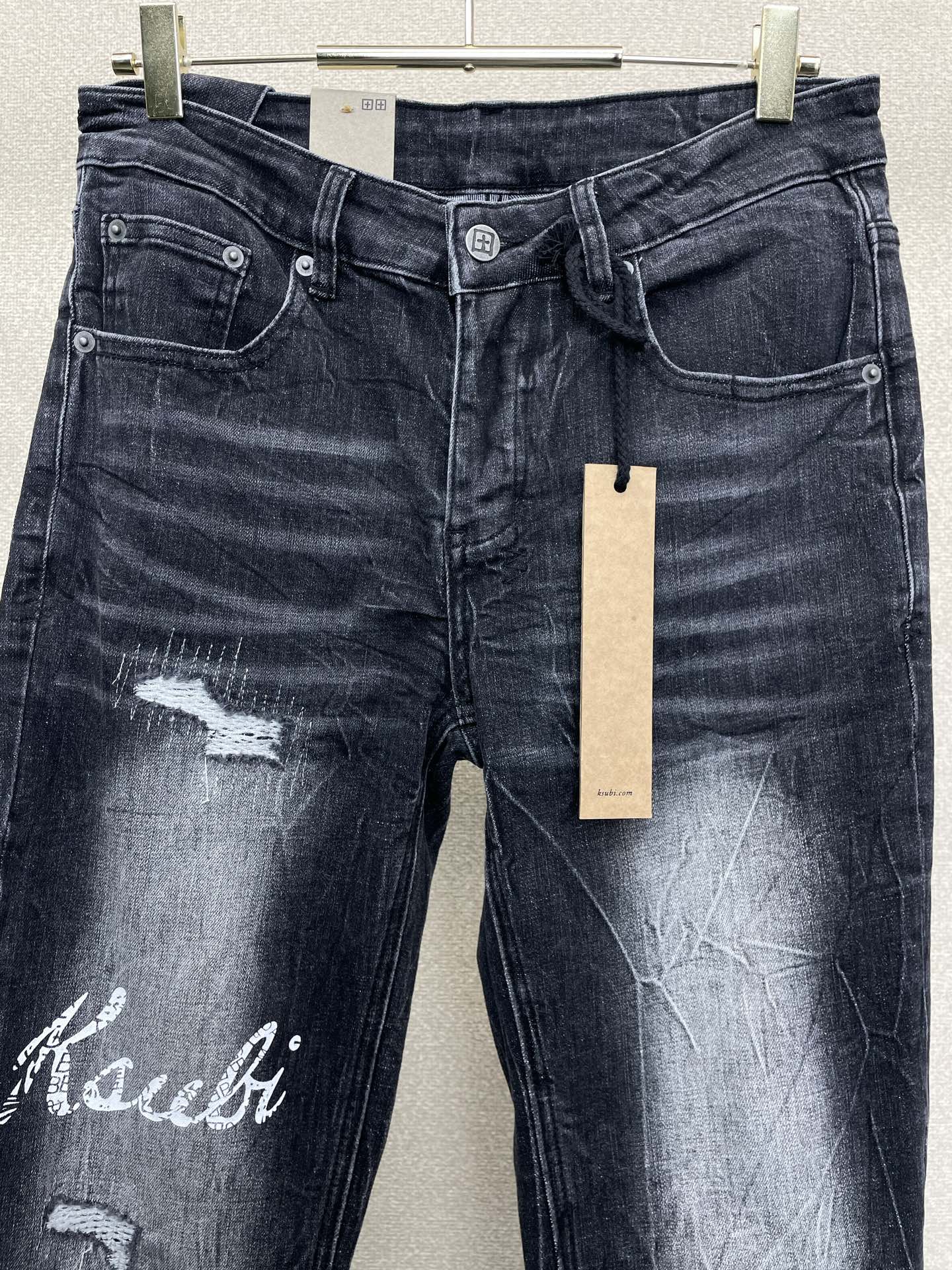 。KSUBI💥独家专供新款 牛仔裤👖高端版本！专柜定制面料  透气舒适度高，细节无可挑剔，品牌元素设计理