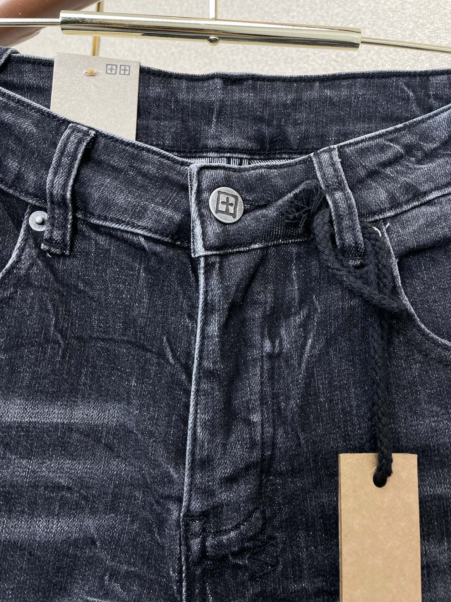 。KSUBI💥独家专供新款 牛仔裤👖高端版本！专柜定制面料  透气舒适度高，细节无可挑剔，品牌元素设计理