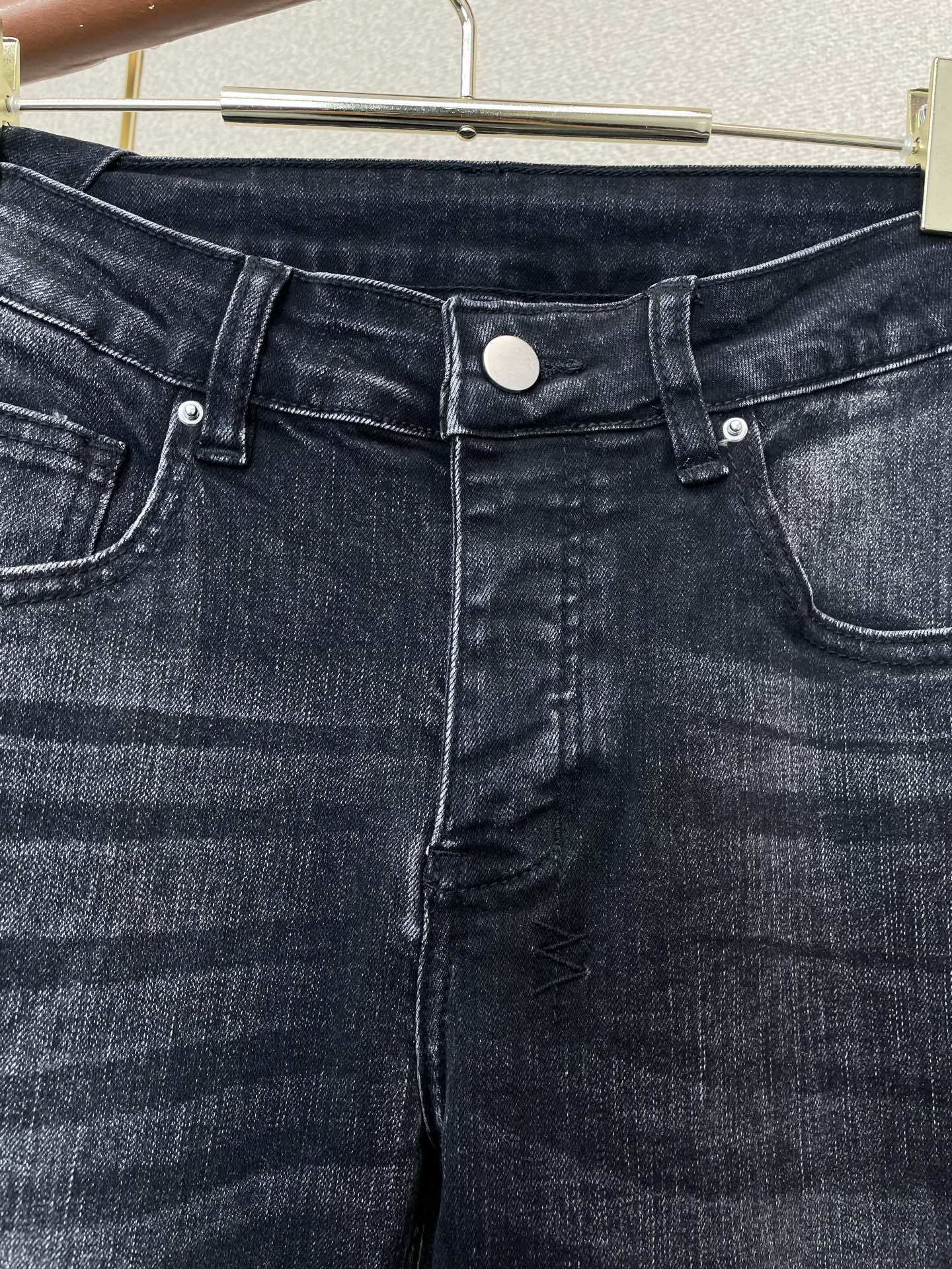 。KSUBI💥独家专供新款 牛仔裤👖高端版本！专柜定制面料  透气舒适度高，细节无可挑剔，品牌元素设计理