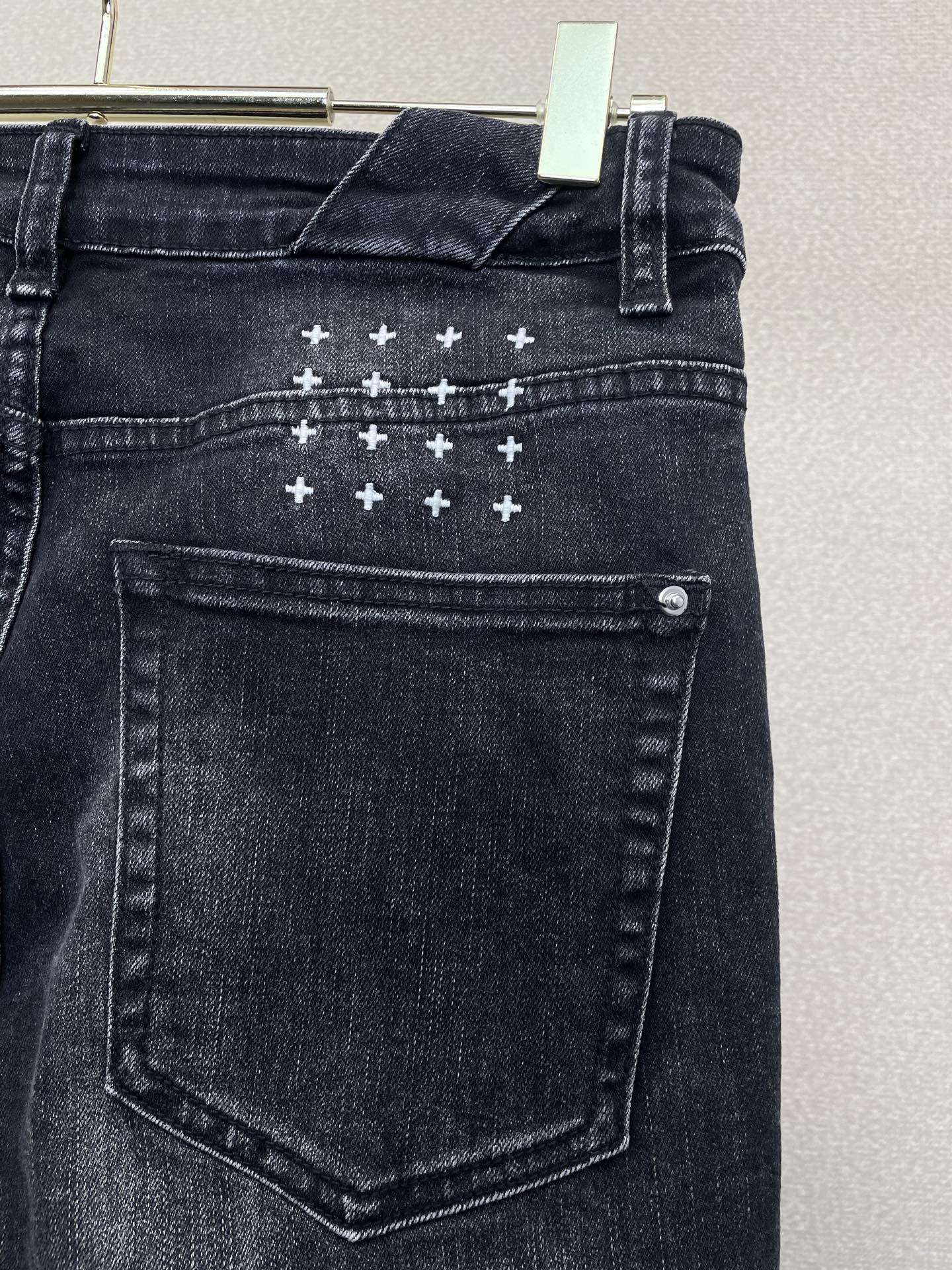 。KSUBI💥独家专供新款 牛仔裤👖高端版本！专柜定制面料  透气舒适度高，细节无可挑剔，品牌元素设计理