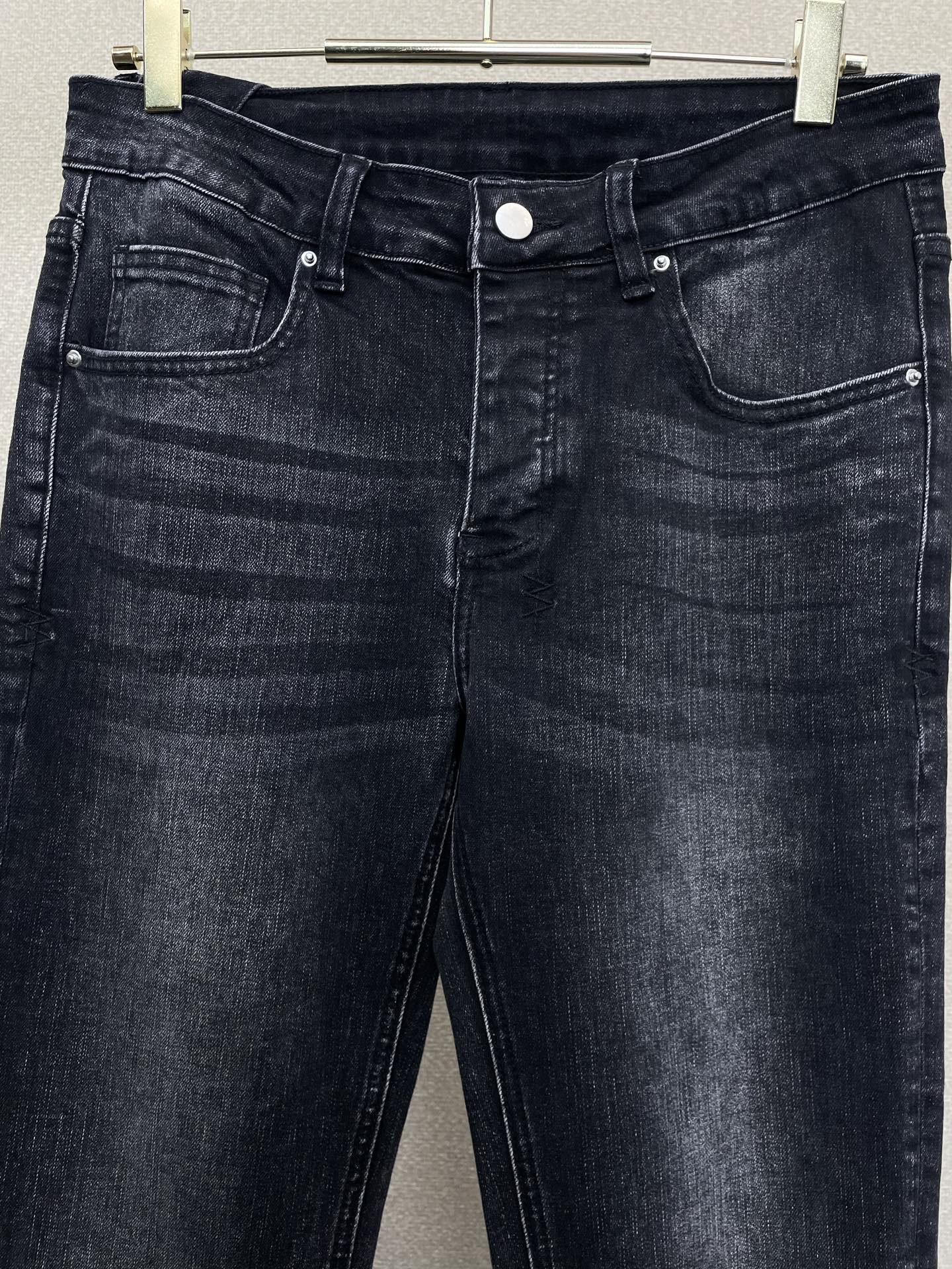 。KSUBI💥独家专供新款 牛仔裤👖高端版本！专柜定制面料  透气舒适度高，细节无可挑剔，品牌元素设计理