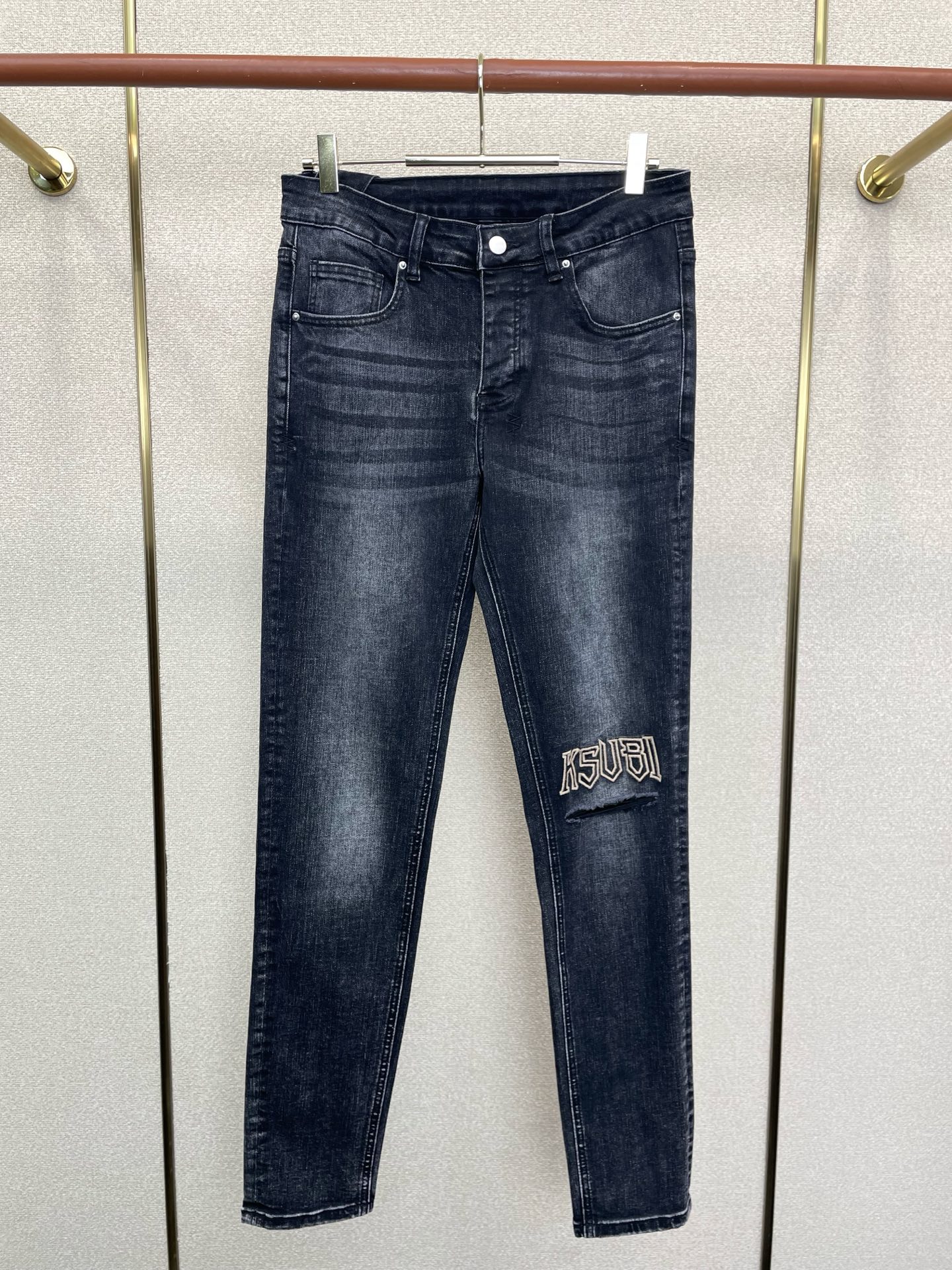 。KSUBI💥独家专供新款 牛仔裤👖高端版本！专柜定制面料  透气舒适度高，细节无可挑剔，品牌元素设计理