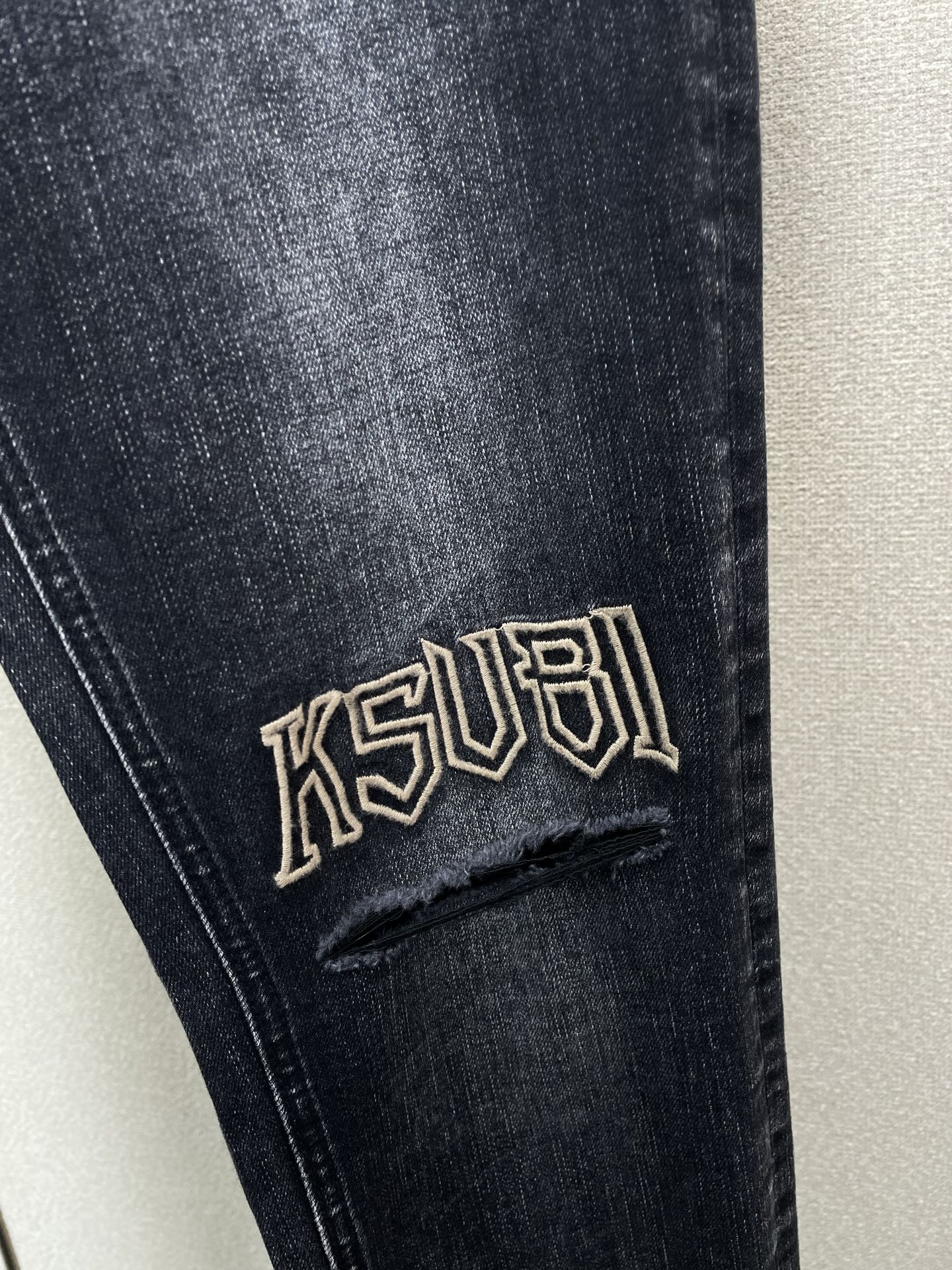 。KSUBI💥独家专供新款 牛仔裤👖高端版本！专柜定制面料  透气舒适度高，细节无可挑剔，品牌元素设计理