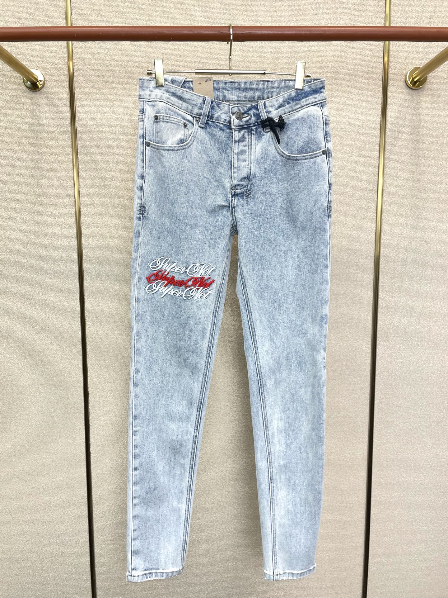 。KSUBI💥独家专供新款 牛仔裤👖高端版本！专柜定制面料  透气舒适度高，细节无可挑剔，品牌元素设计理