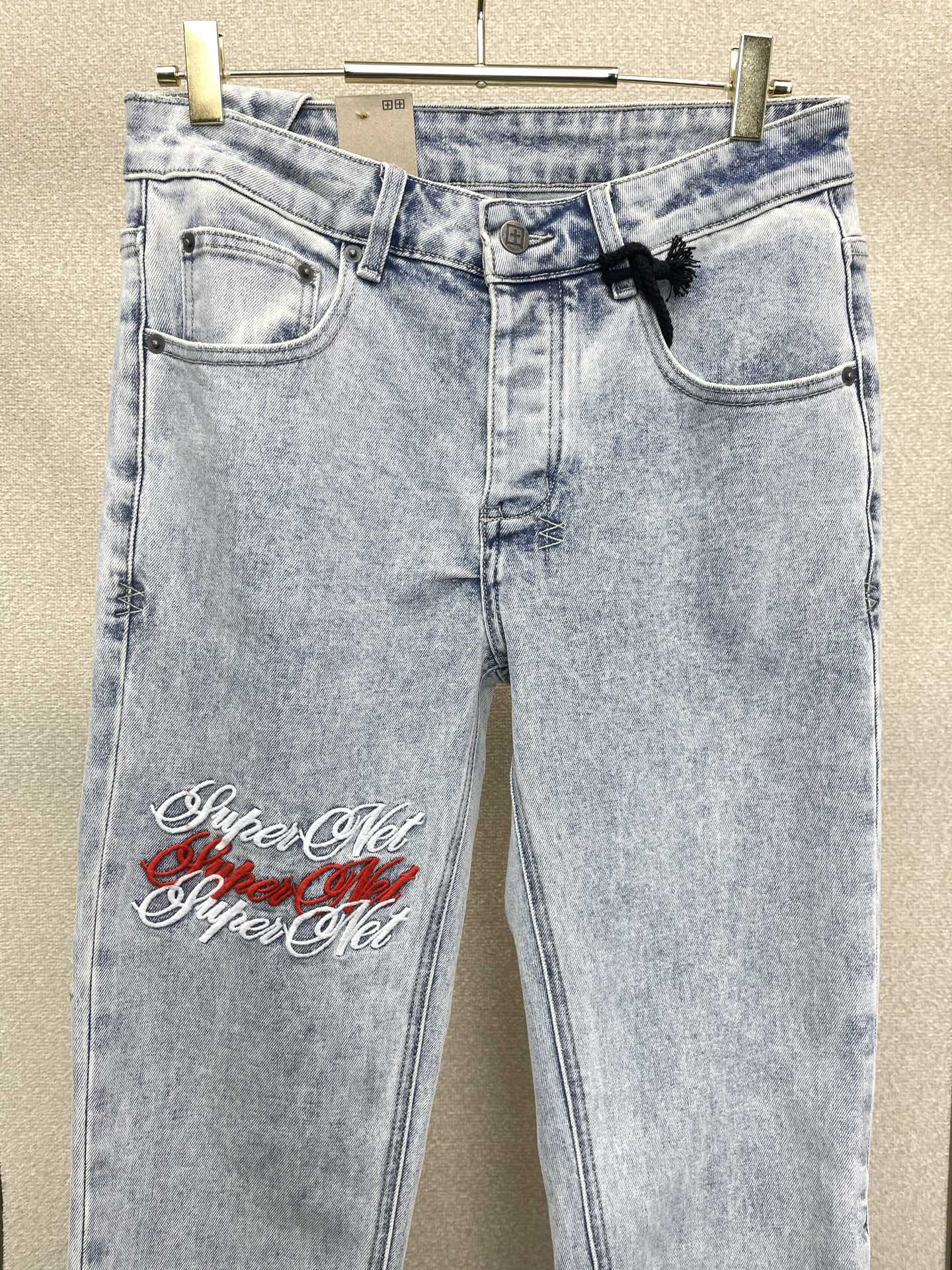 。KSUBI💥独家专供新款 牛仔裤👖高端版本！专柜定制面料  透气舒适度高，细节无可挑剔，品牌元素设计理