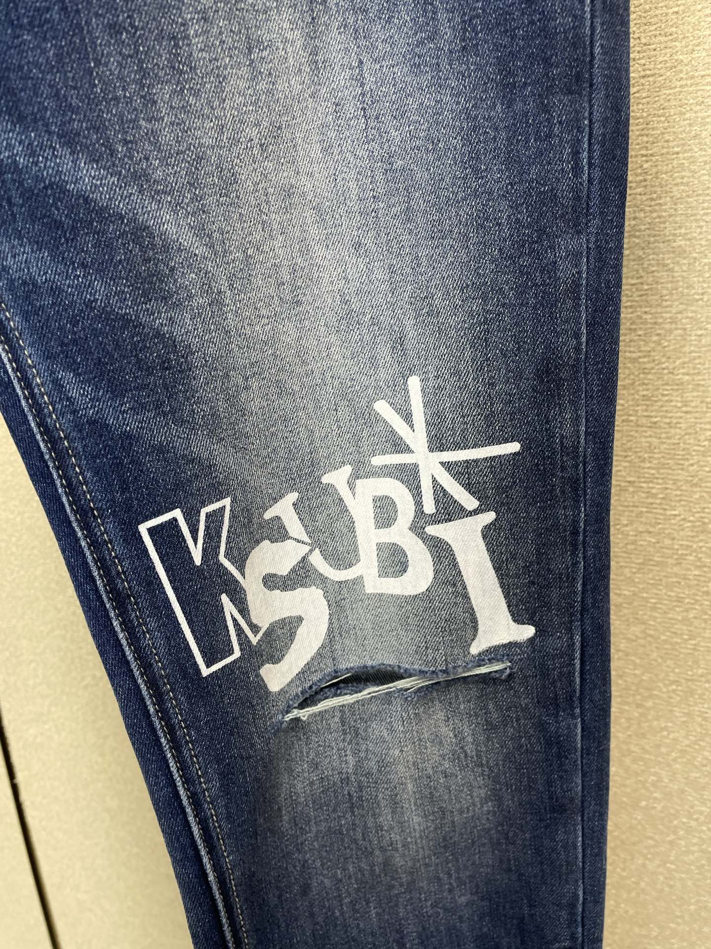 。KSUBI💥砸锅卖铁都要上的新款新款 牛仔裤👖高端版本！专柜定制面料  透气舒适度高，细节无可挑剔，品