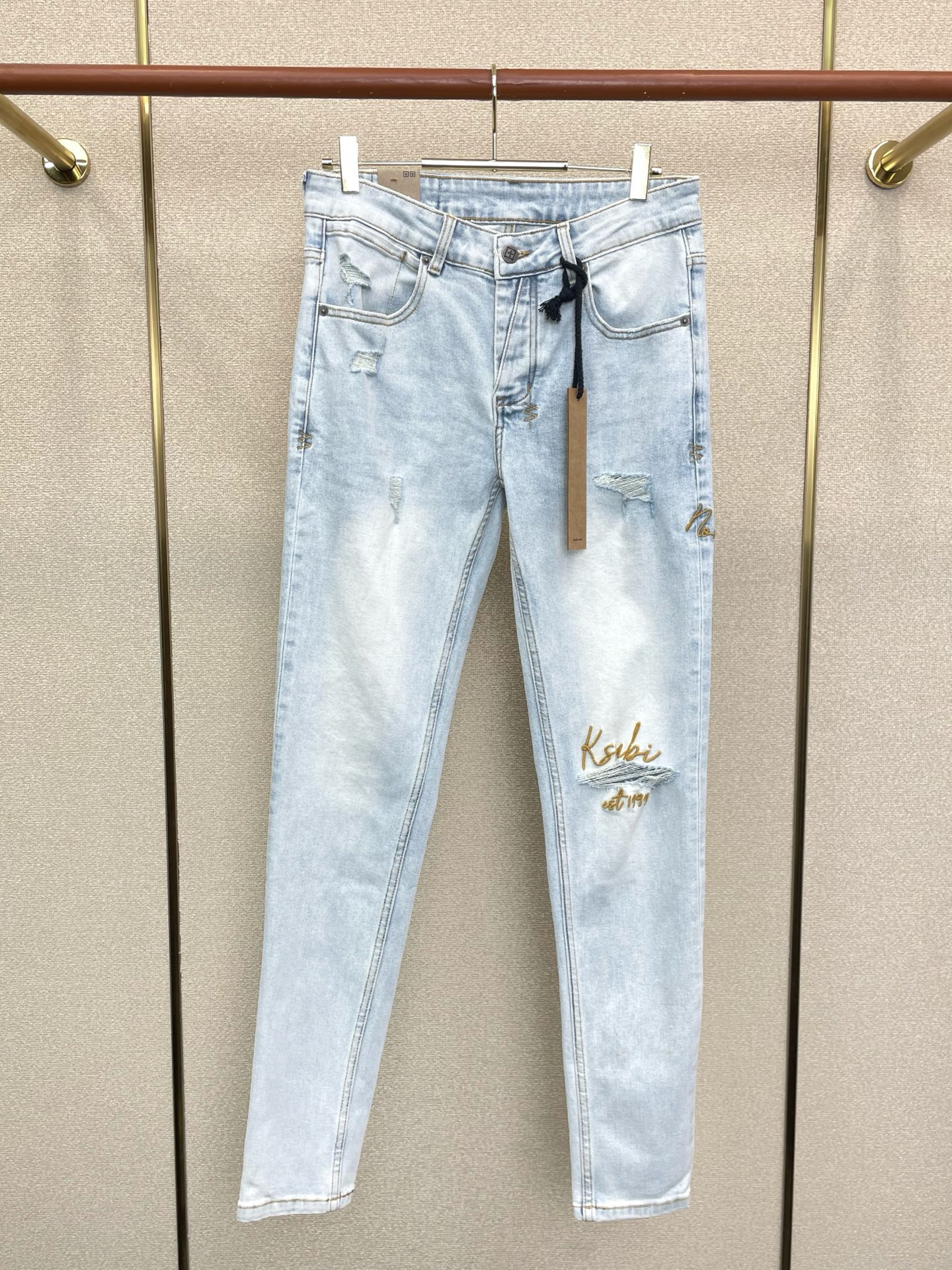 。KSUBI💥独家专供新款 牛仔裤👖高端版本！专柜定制面料 烫钻设计 透气舒适度高，细节无可挑剔，品牌元