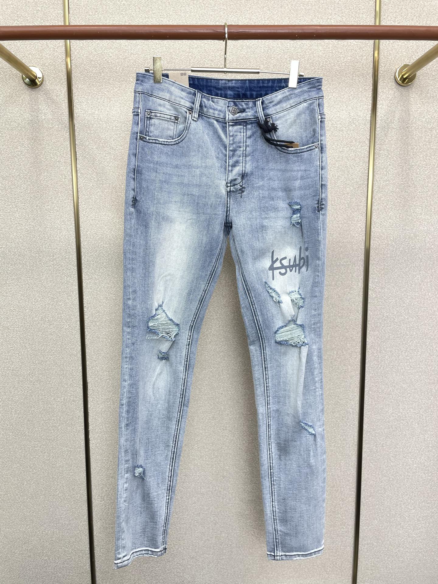 。KSUBI💥独家专供新款 牛仔裤👖高端版本！专柜定制面料 烫钻设计 透气舒适度高，细节无可挑剔，品牌元