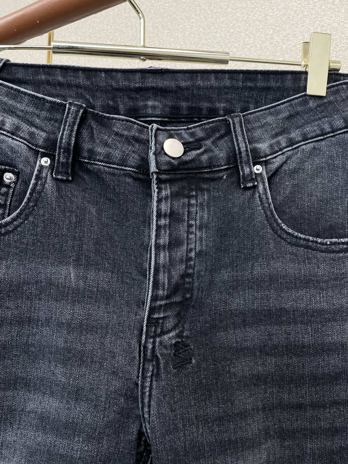 。KSUBI💥砸锅卖铁都要上的新款新款 牛仔裤👖高端版本！专柜定制面料 烫钻设计 透气舒适度高，细节无可