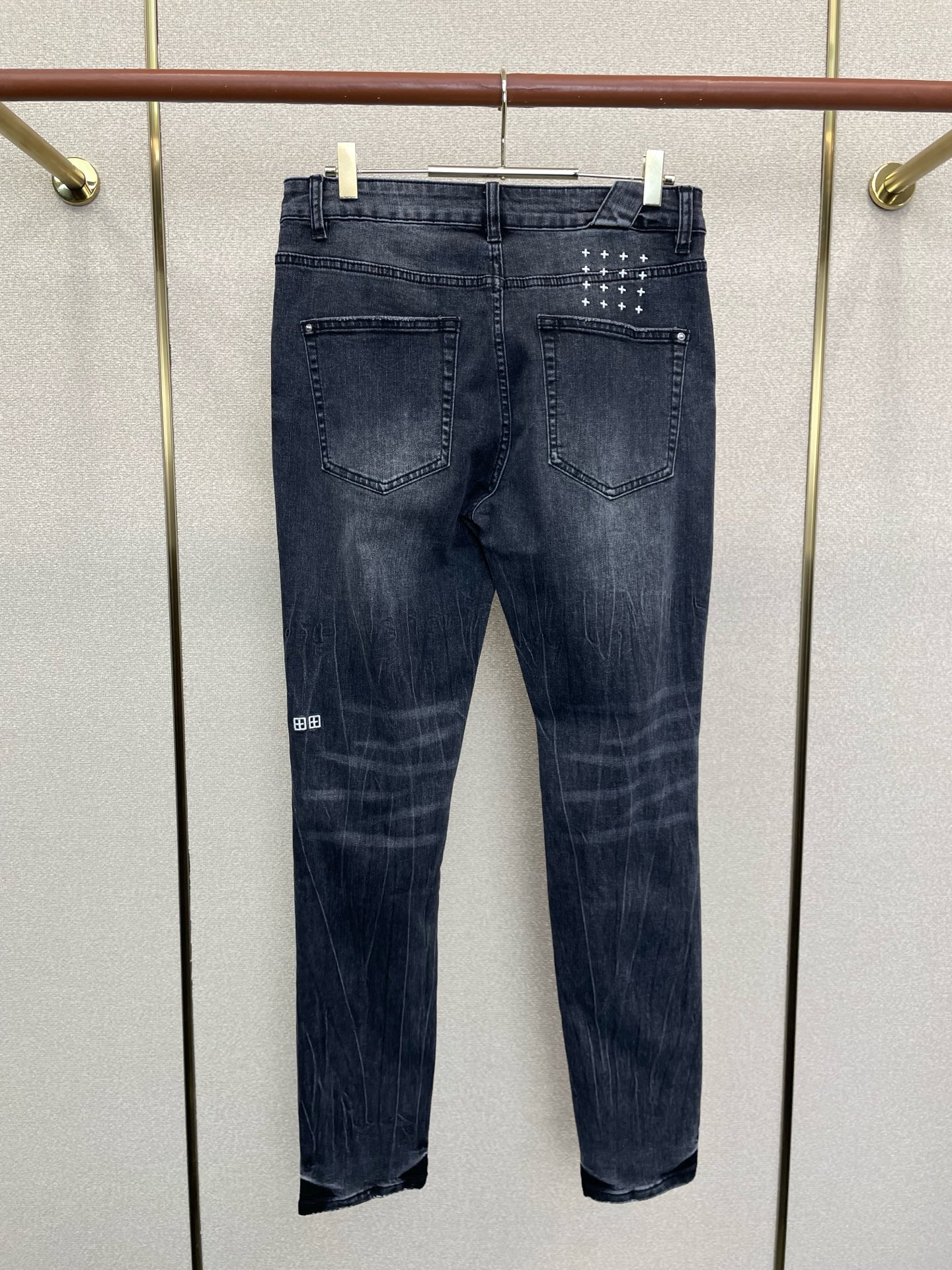 。KSUBI💥砸锅卖铁都要上的新款新款 牛仔裤👖高端版本！专柜定制面料 烫钻设计 透气舒适度高，细节无可
