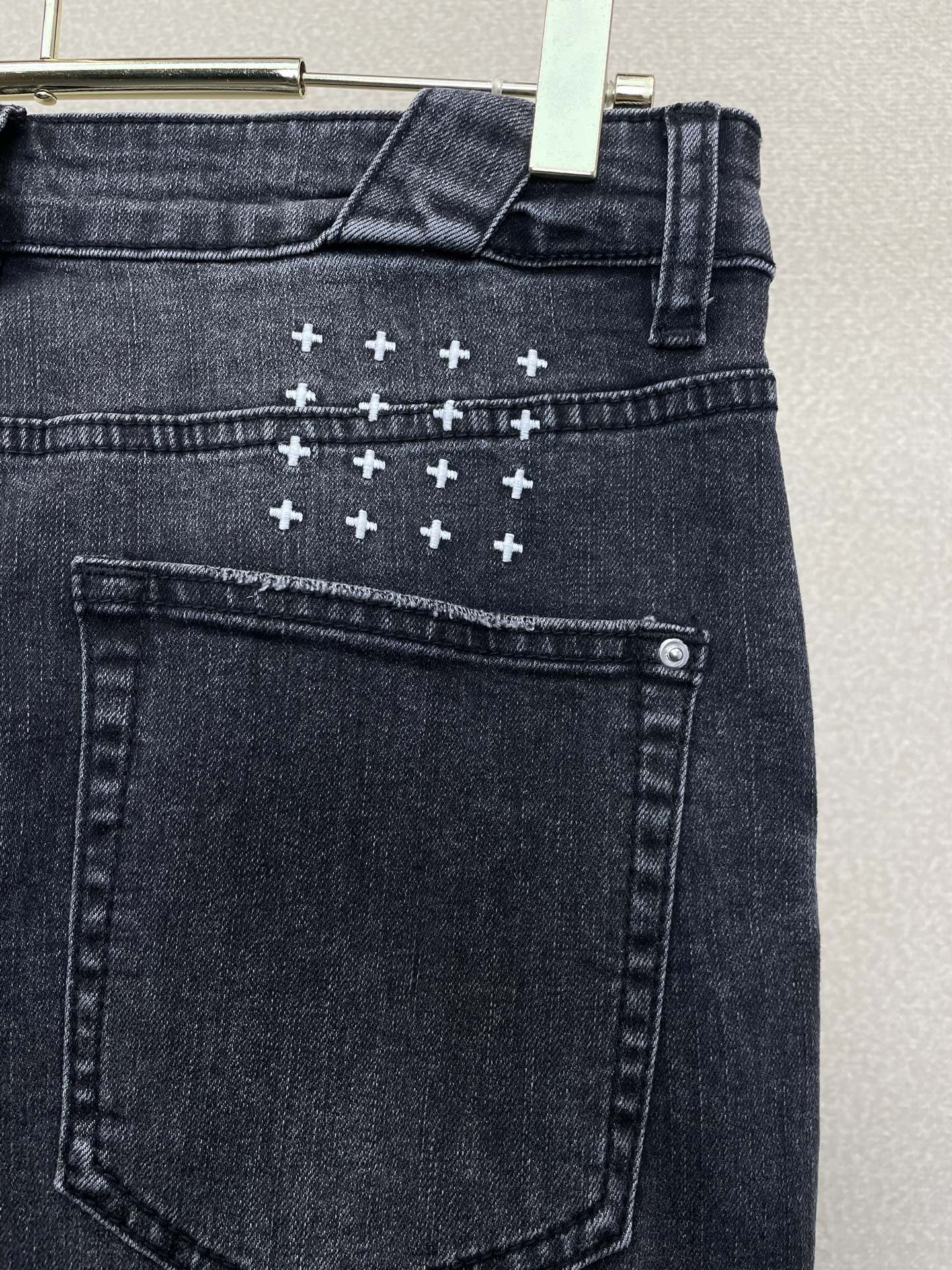 。KSUBI💥砸锅卖铁都要上的新款新款 牛仔裤👖高端版本！专柜定制面料 烫钻设计 透气舒适度高，细节无可