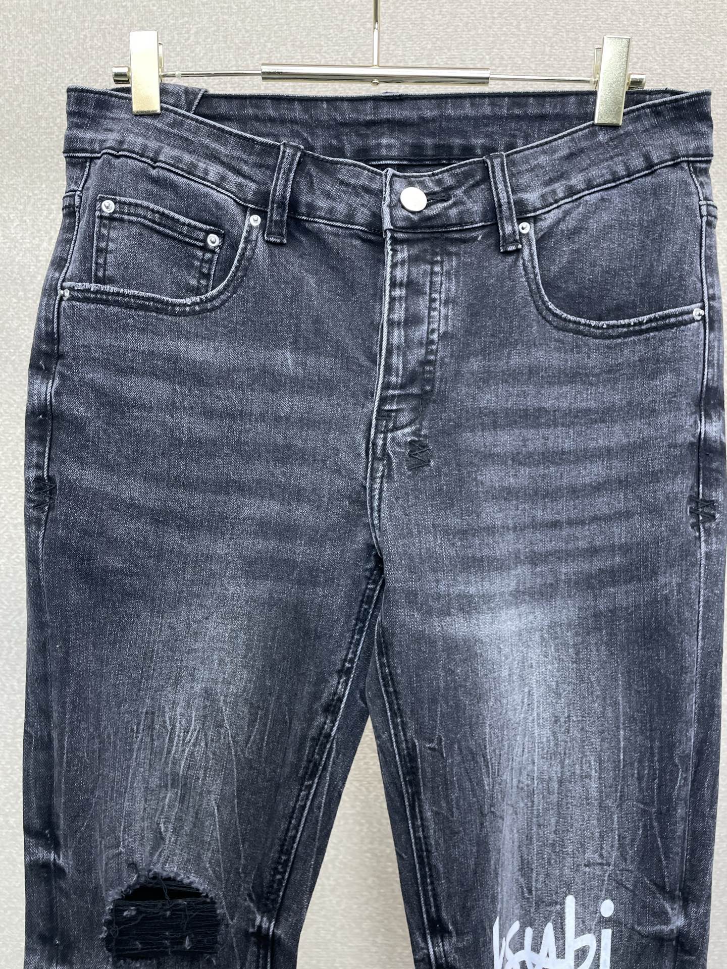 。KSUBI💥砸锅卖铁都要上的新款新款 牛仔裤👖高端版本！专柜定制面料 烫钻设计 透气舒适度高，细节无可