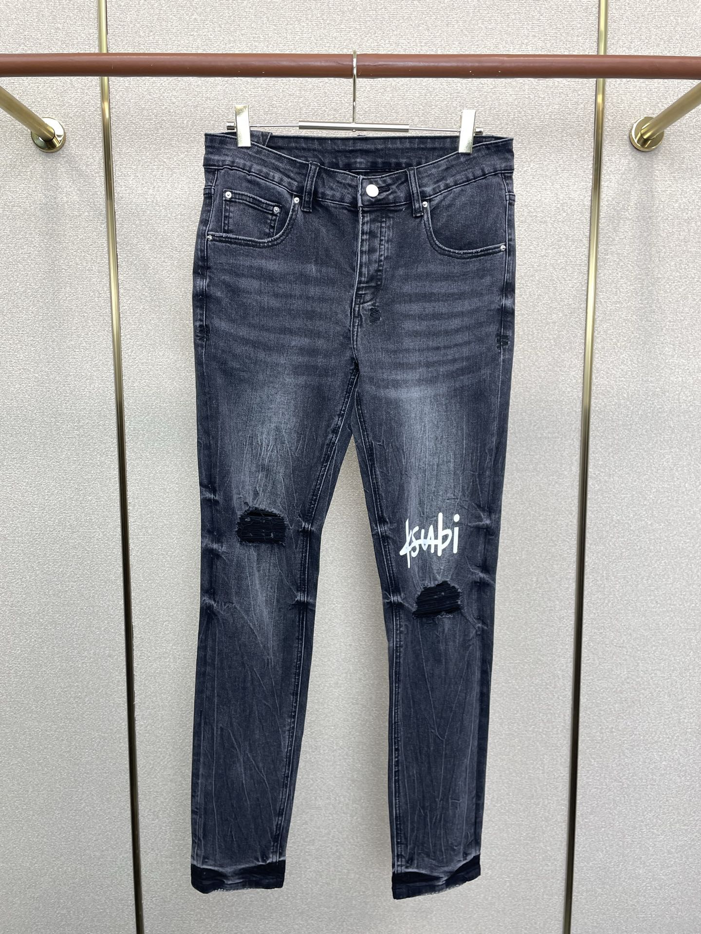 。KSUBI💥砸锅卖铁都要上的新款新款 牛仔裤👖高端版本！专柜定制面料 烫钻设计 透气舒适度高，细节无可