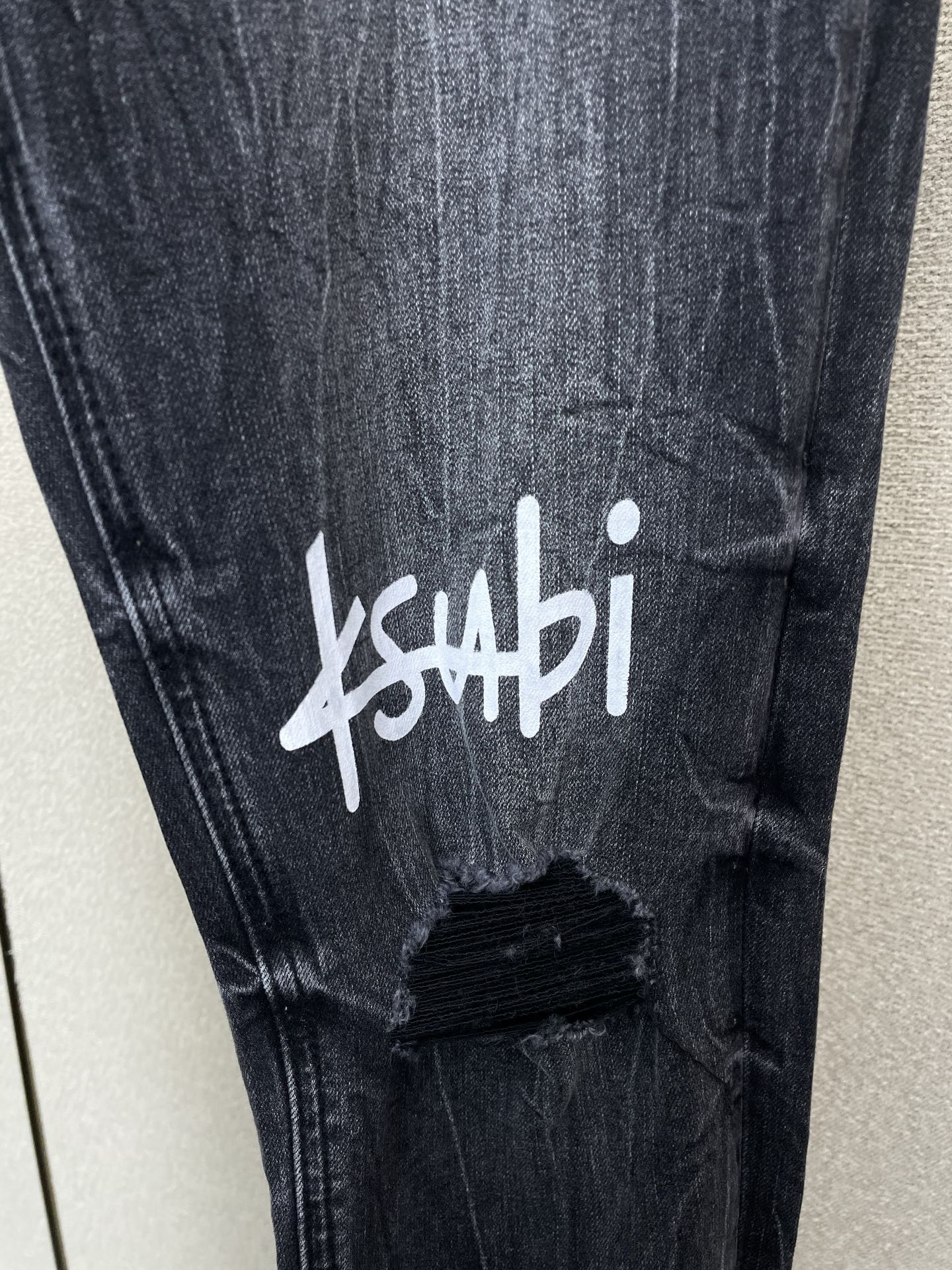 。KSUBI💥砸锅卖铁都要上的新款新款 牛仔裤👖高端版本！专柜定制面料 烫钻设计 透气舒适度高，细节无可