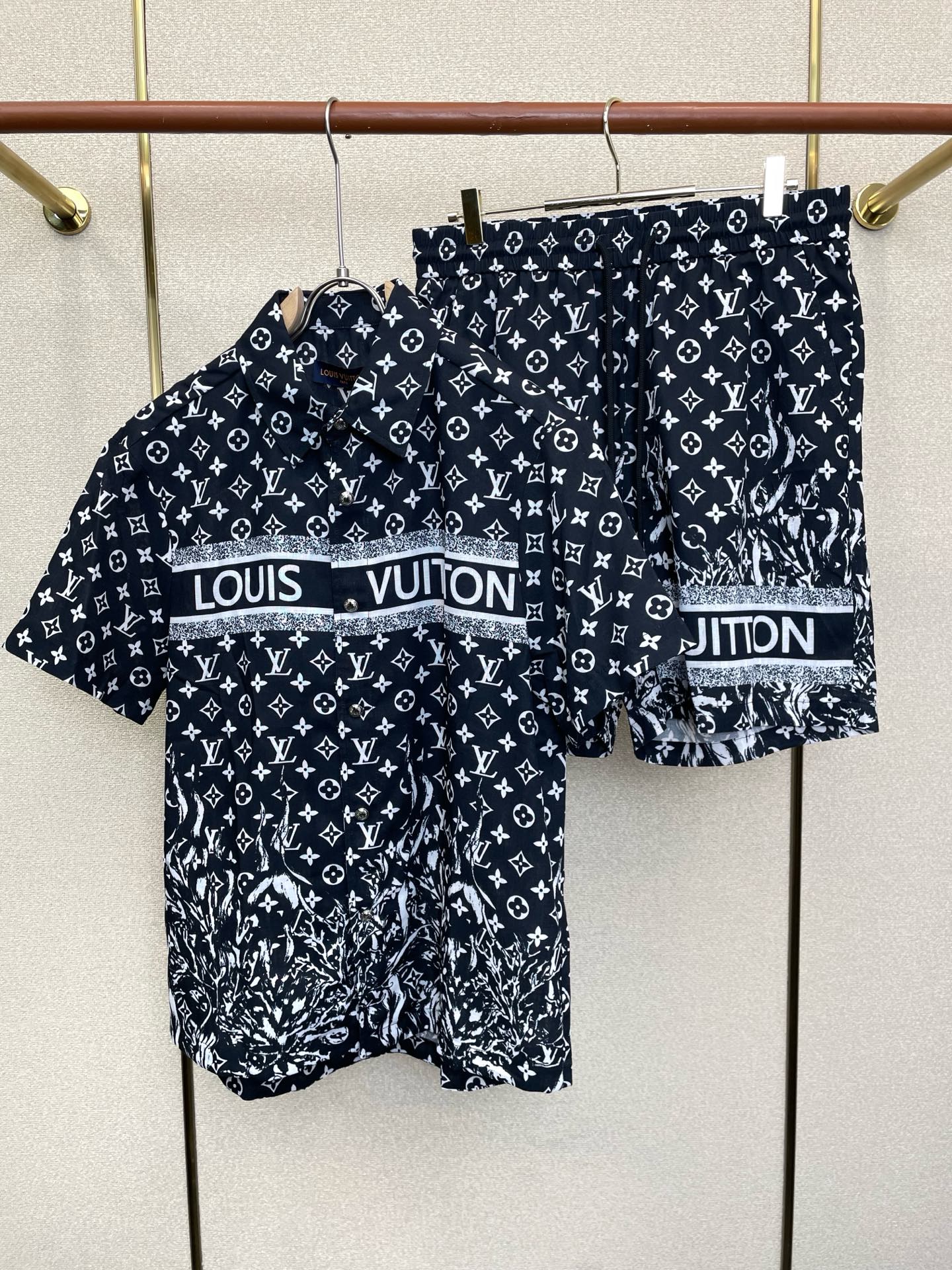 /套。Louis Vuitton路易威登💥砸锅卖铁都要上的新款新款专柜同款套装，高级感满满！细节精致高档
