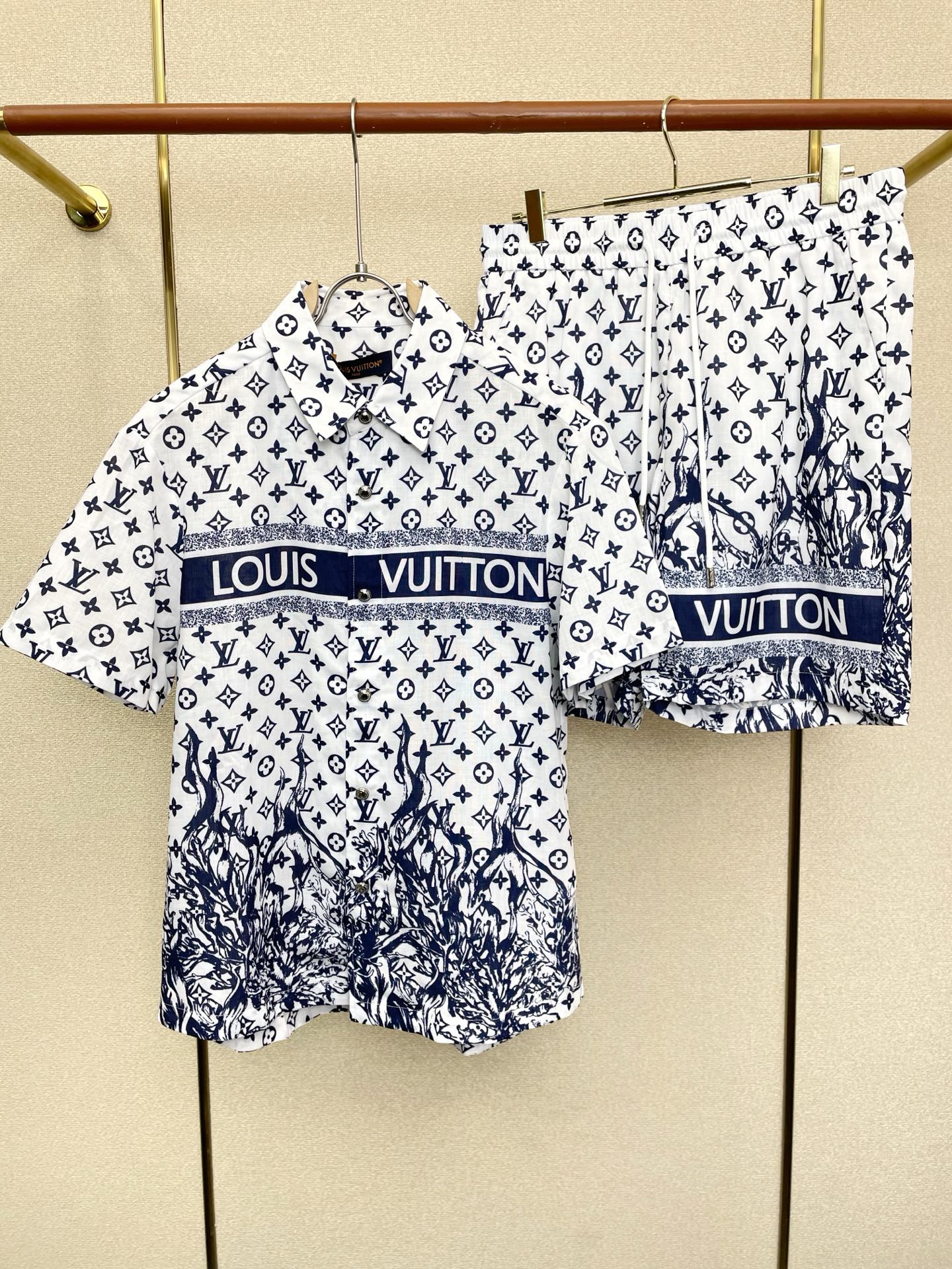 /套。Louis Vuitton路易威登💥砸锅卖铁都要上的新款新款专柜同款套装，高级感满满！细节精致高档