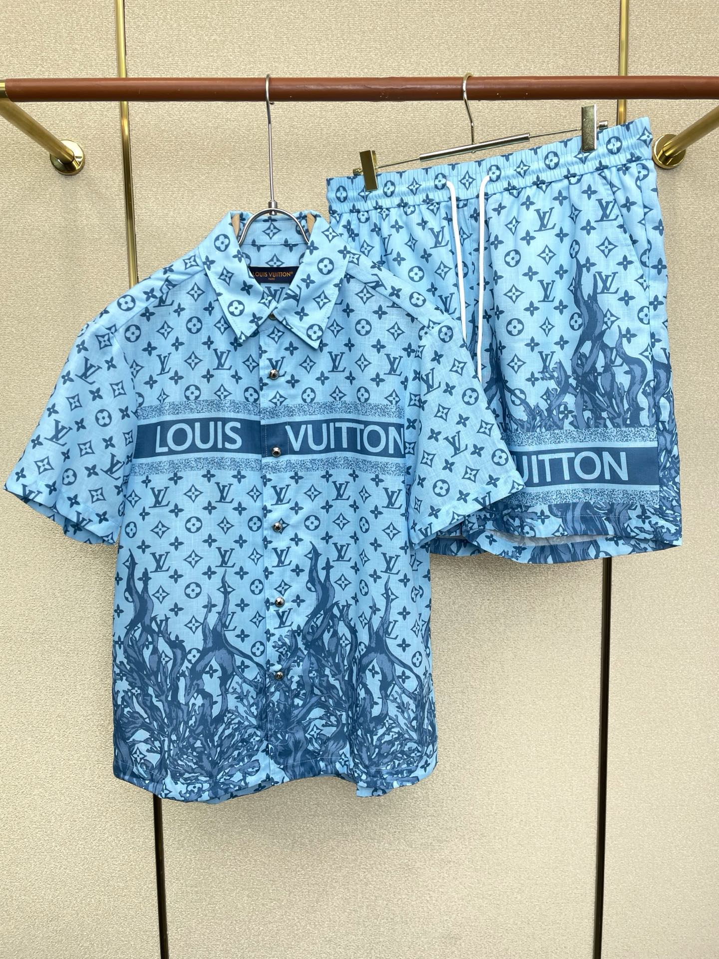 /套。Louis Vuitton路易威登💥砸锅卖铁都要上的新款新款专柜同款套装，高级感满满！细节精致高档