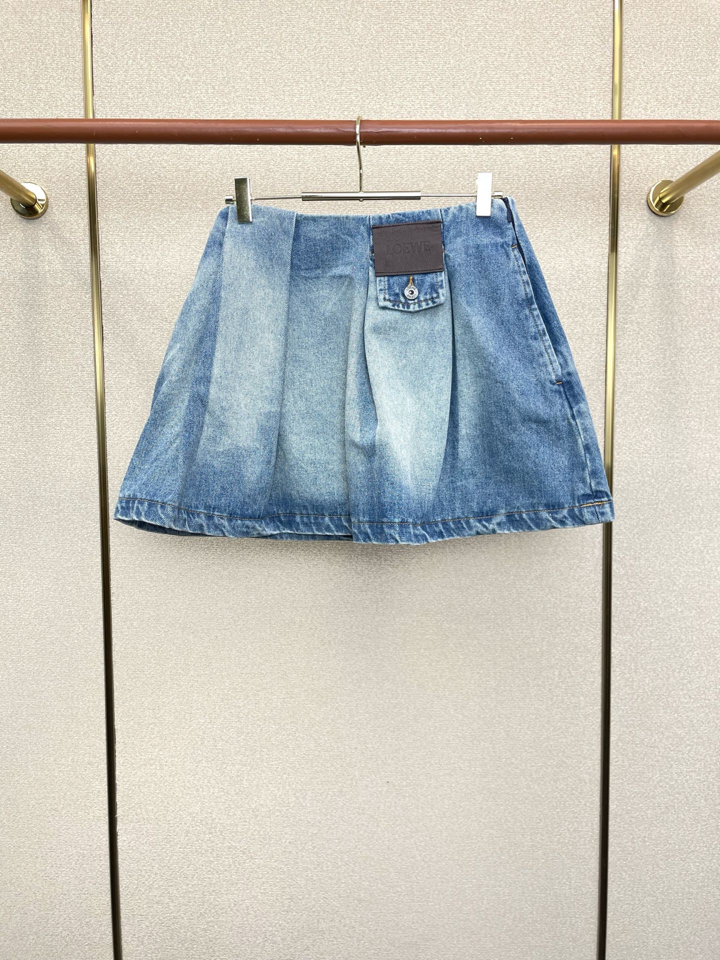 NO:913808,.LOEWE's new style women's casual denim skirt is a high-end version!  Uniquely designed counter-customized fabrics with high breathability and comfort, impeccable details, brand element design concept, reflecting high quality. It feels delicate and soft!  It presents a casual cut and the upper body shape is awesome!  Code number 36.38.40,,loewe,loewe,skirts,19860909.LOEWE罗意威砸锅卖铁都要上的新款新款女装休闲牛仔裙 高端版本！独特设计 专柜定制面料 透气舒适度高,细节无可挑剔,品牌元素设计理念,体现高品质.手感细腻柔软！呈现休闲裁剪,上身版型超赞！码数36.38.40,,loewe,loewe,skirts,,Men's clothing