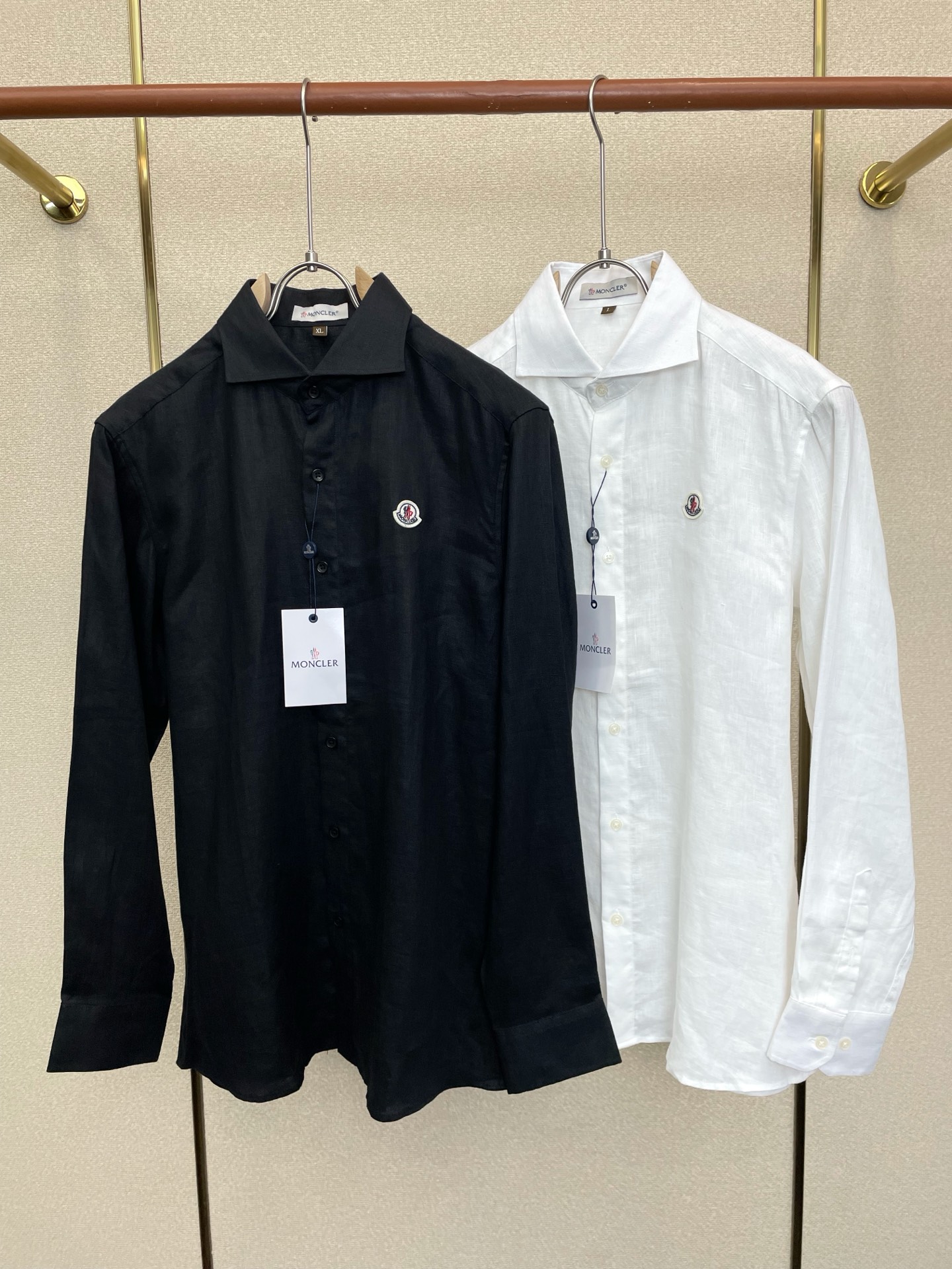 NO:915763,.Moncler's new and original men's casual long-sleeved linen shirt is a must-have. High-end customized high-end version. Fashionable and versatile imported fabrics. Super soft and delicate feel. Skin-friendly and comfortable to wear. High-end boutique. The upper body is exquisitely made by the factory. A must-have item for men. Complete with three standards. Size M-3XL, Moncler, shirts,19860909.Moncler蒙口砸锅卖铁都要上的新款新款原单男士休闲长袖亚麻衬衫 高端定制 高端版本 时尚百搭爆款进口面料 手感超柔软细腻 穿着亲肤舒适 高端精品 代工厂精细做上身非常赞 男士必备单品 三标齐全 码数M-3XL,,Moncler,shirts,,Men's clothing