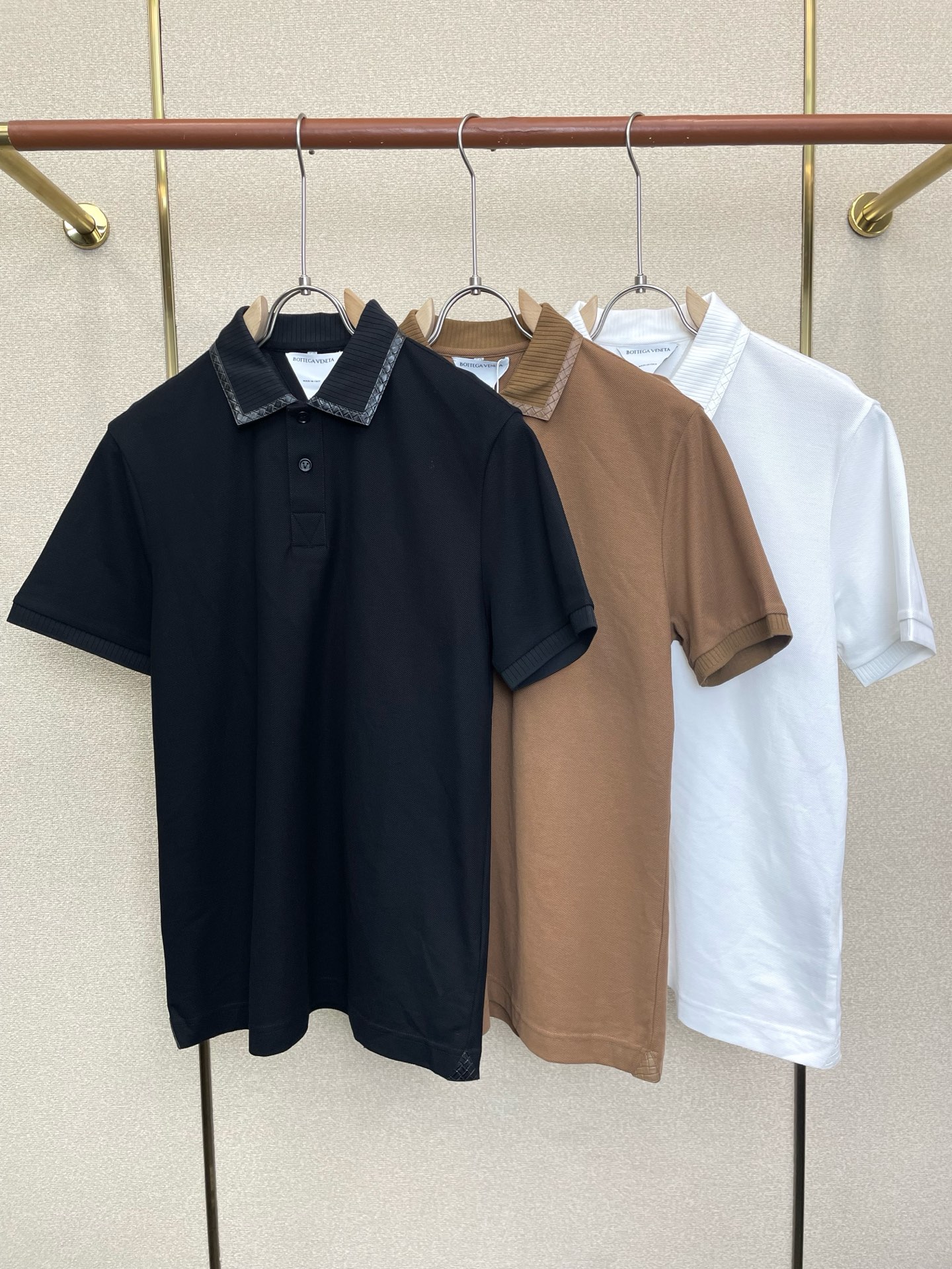 NO:915773,.Bottega Veneta Bottega Veneta is a must-have new model. Original men's casual short-sleeves. High-end customization. High version. Fashionable and versatile imported fabrics. Super soft and delicate feel. Skin-friendly and comfortable to wear. High-end boutique. The upper body is finely made by the factory. It is a must-have item for men. Three standards are complete. Size M-4XL,,bottega veneta,bottega veneta, T-shirt,19860909.Bottega Veneta葆蝶家砸锅卖铁都要上的新款新款原单男士休闲短袖 高端定制 高版本 时尚百搭爆款进口面料 手感超柔软细腻 穿着亲肤舒适 高端精品 代工厂精细做上身非常赞 男士必备单品 三标齐全 码数M-4XL,,bottega veneta,bottega veneta,T-shirt,,Men's clothing