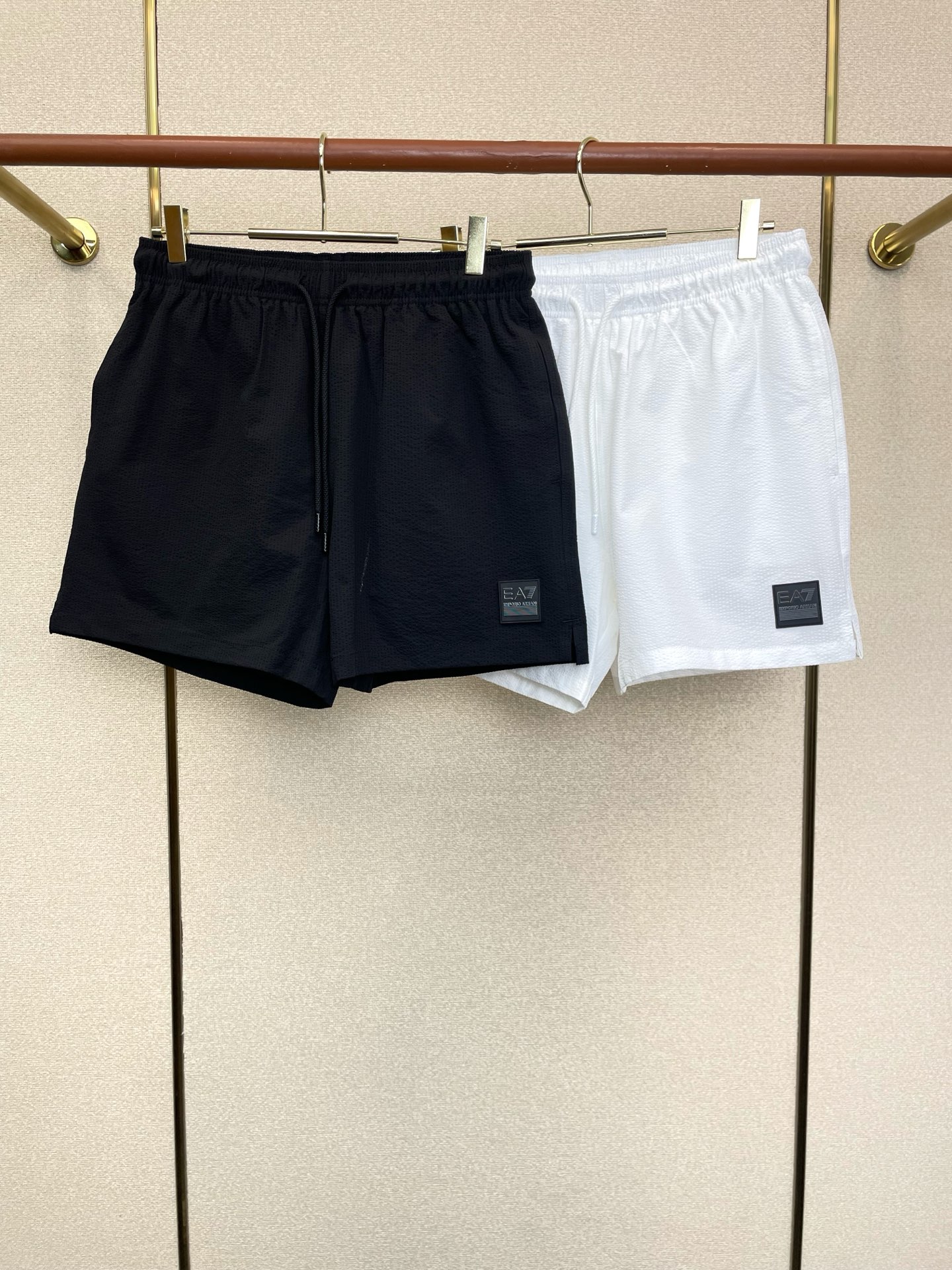。ARMANI阿玛尼💥砸锅卖铁都要上的新款新款休闲短裤🩳高端版本！专柜定制面料 透气舒适度高，细节无可挑