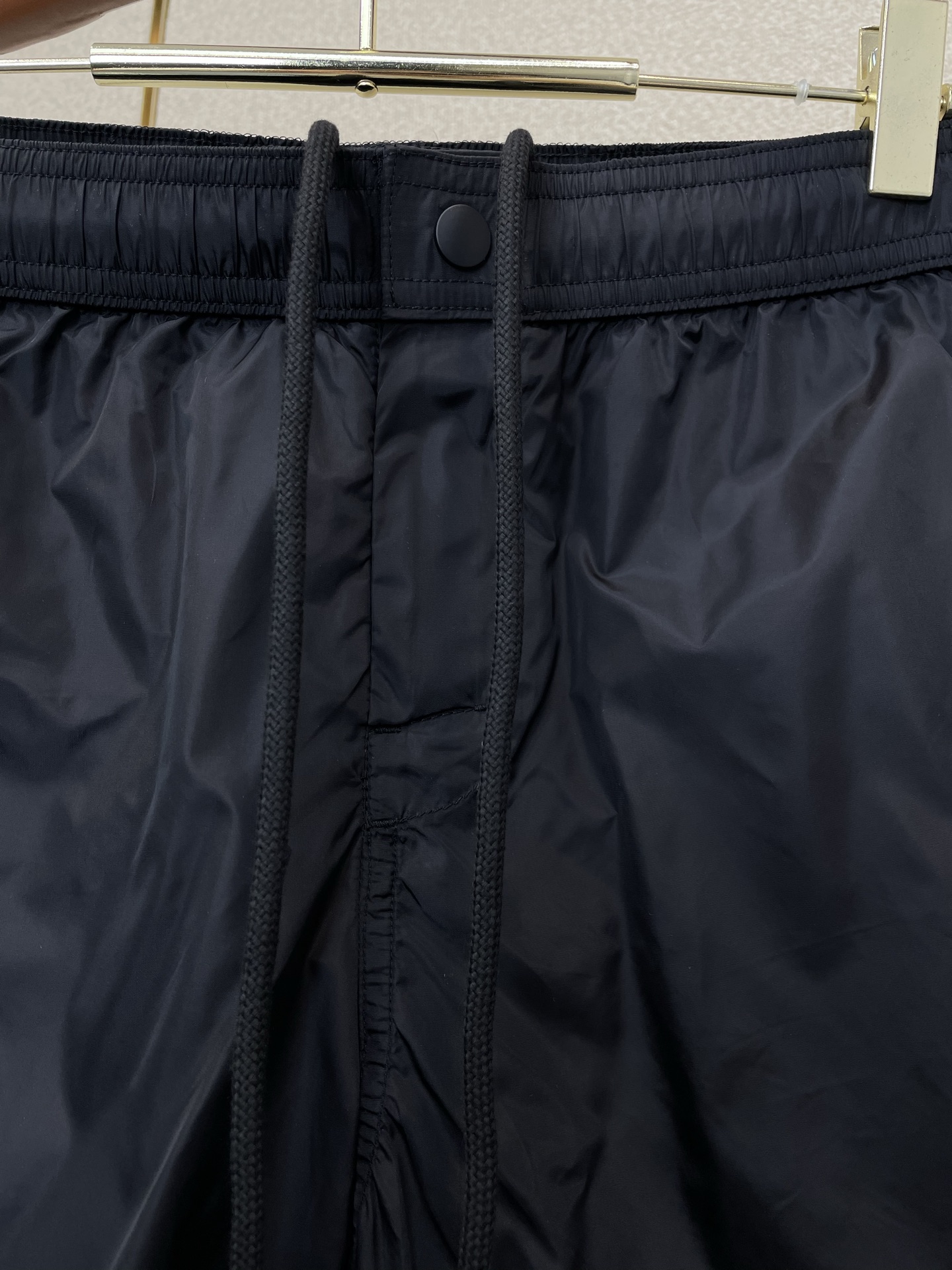 。Moncler蒙口💥砸锅卖铁都要上的新款新款休闲短裤🩳高端版本！专柜定制面料 透气舒适度高，细节无可挑