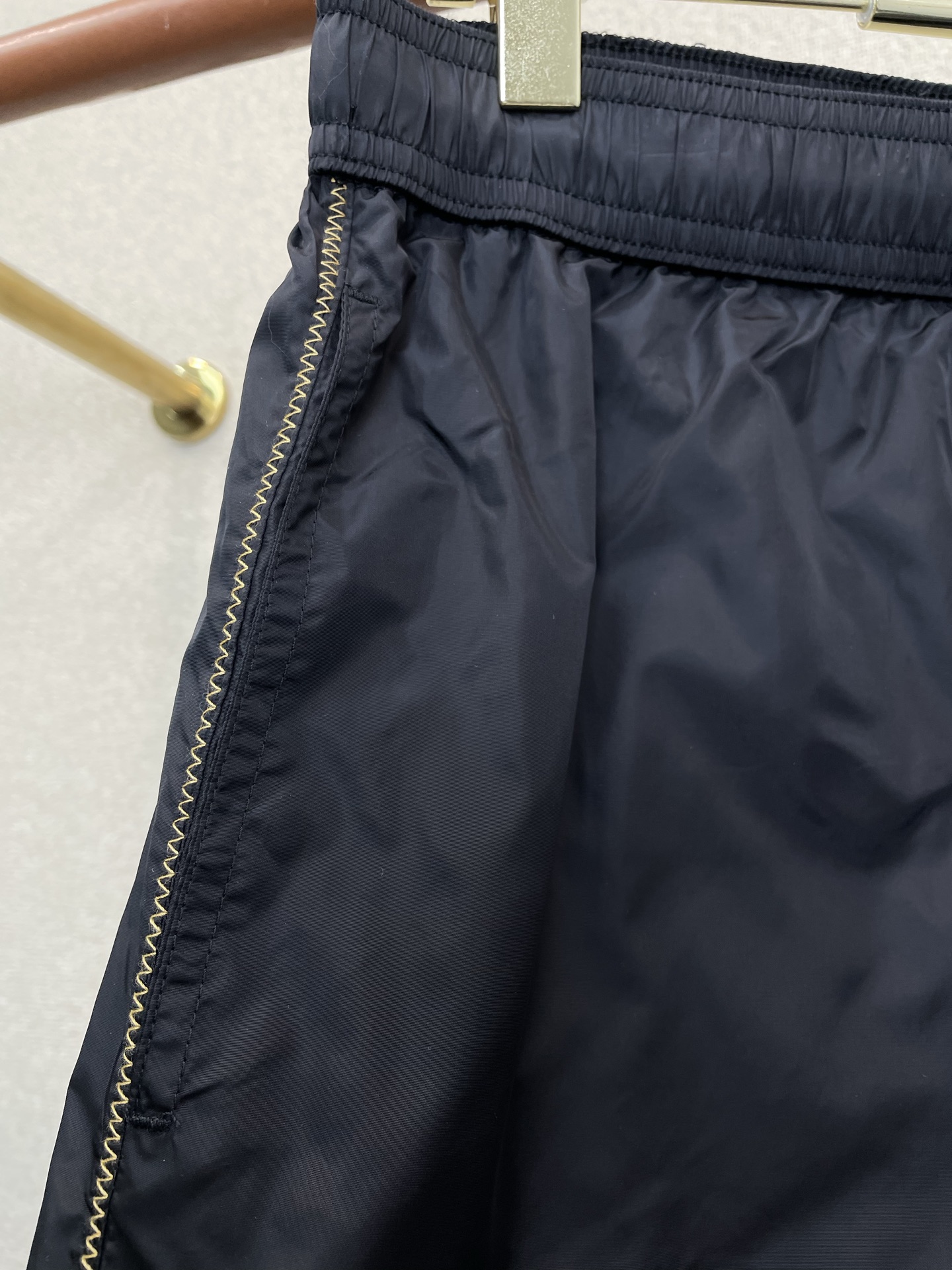 。Moncler蒙口💥砸锅卖铁都要上的新款新款休闲短裤🩳高端版本！专柜定制面料 透气舒适度高，细节无可挑