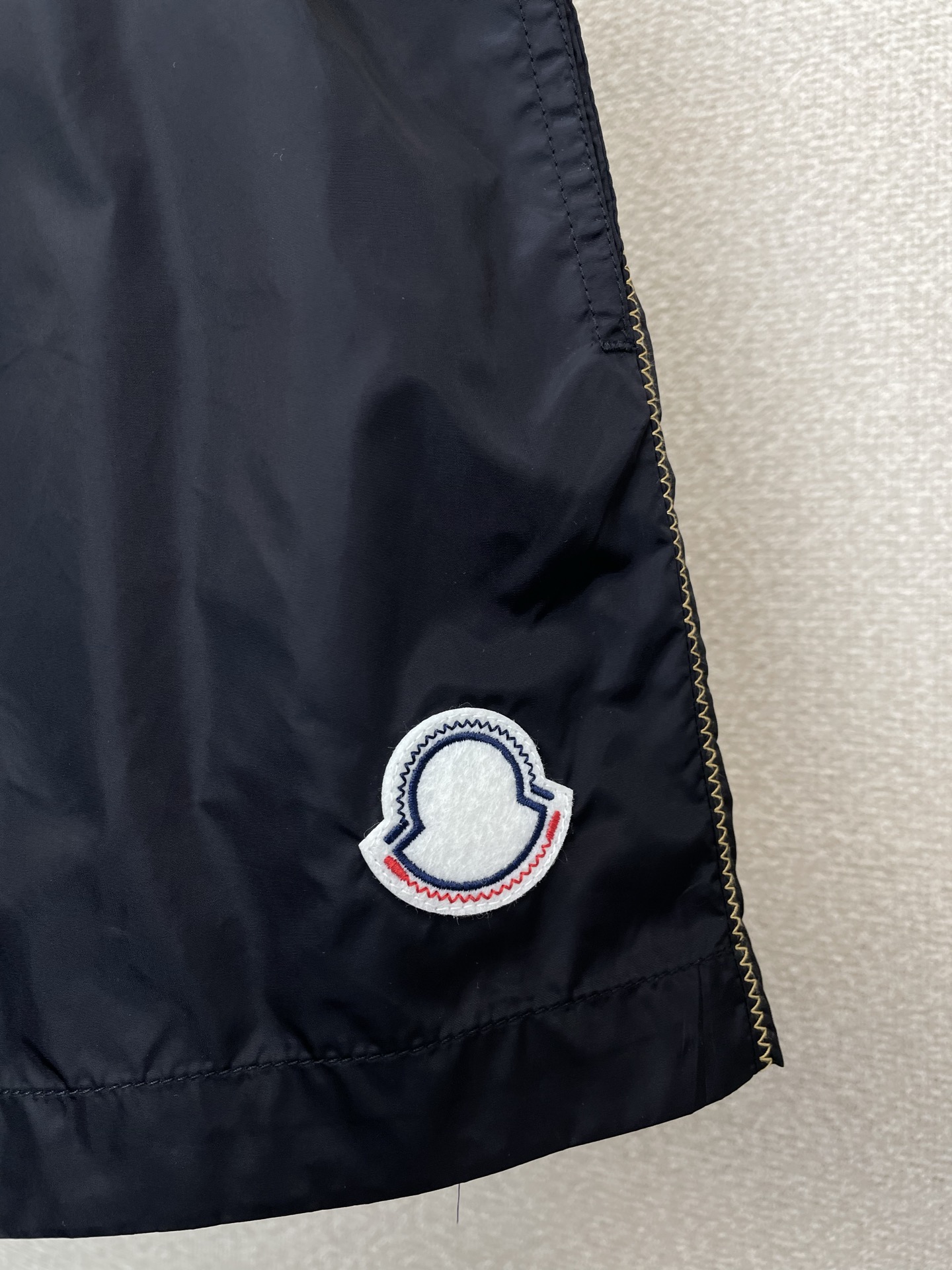 。Moncler蒙口💥砸锅卖铁都要上的新款新款休闲短裤🩳高端版本！专柜定制面料 透气舒适度高，细节无可挑
