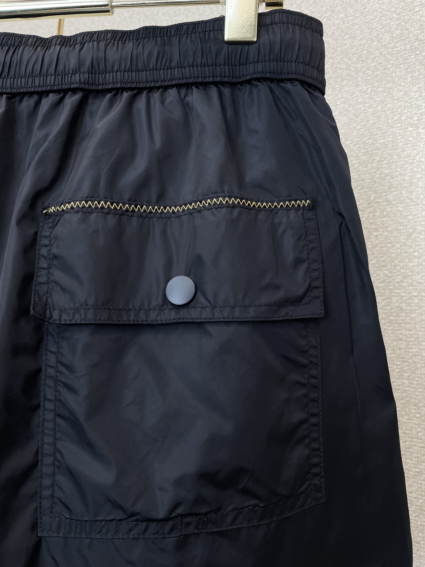 。Moncler蒙口💥砸锅卖铁都要上的新款新款休闲短裤🩳高端版本！专柜定制面料 透气舒适度高，细节无可挑