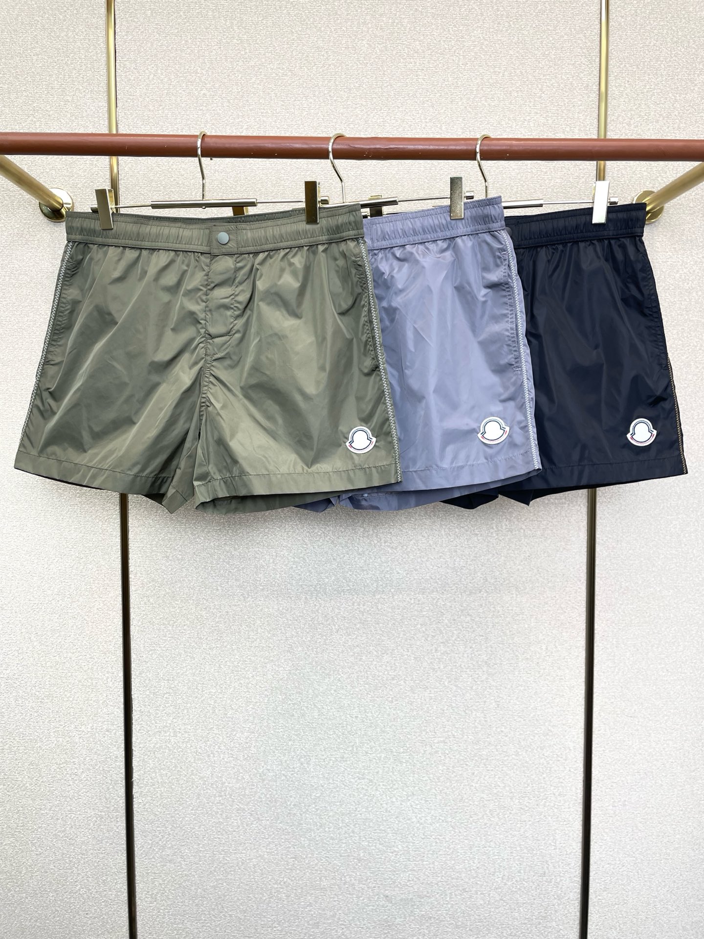 。Moncler蒙口💥砸锅卖铁都要上的新款新款休闲短裤🩳高端版本！专柜定制面料 透气舒适度高，细节无可挑
