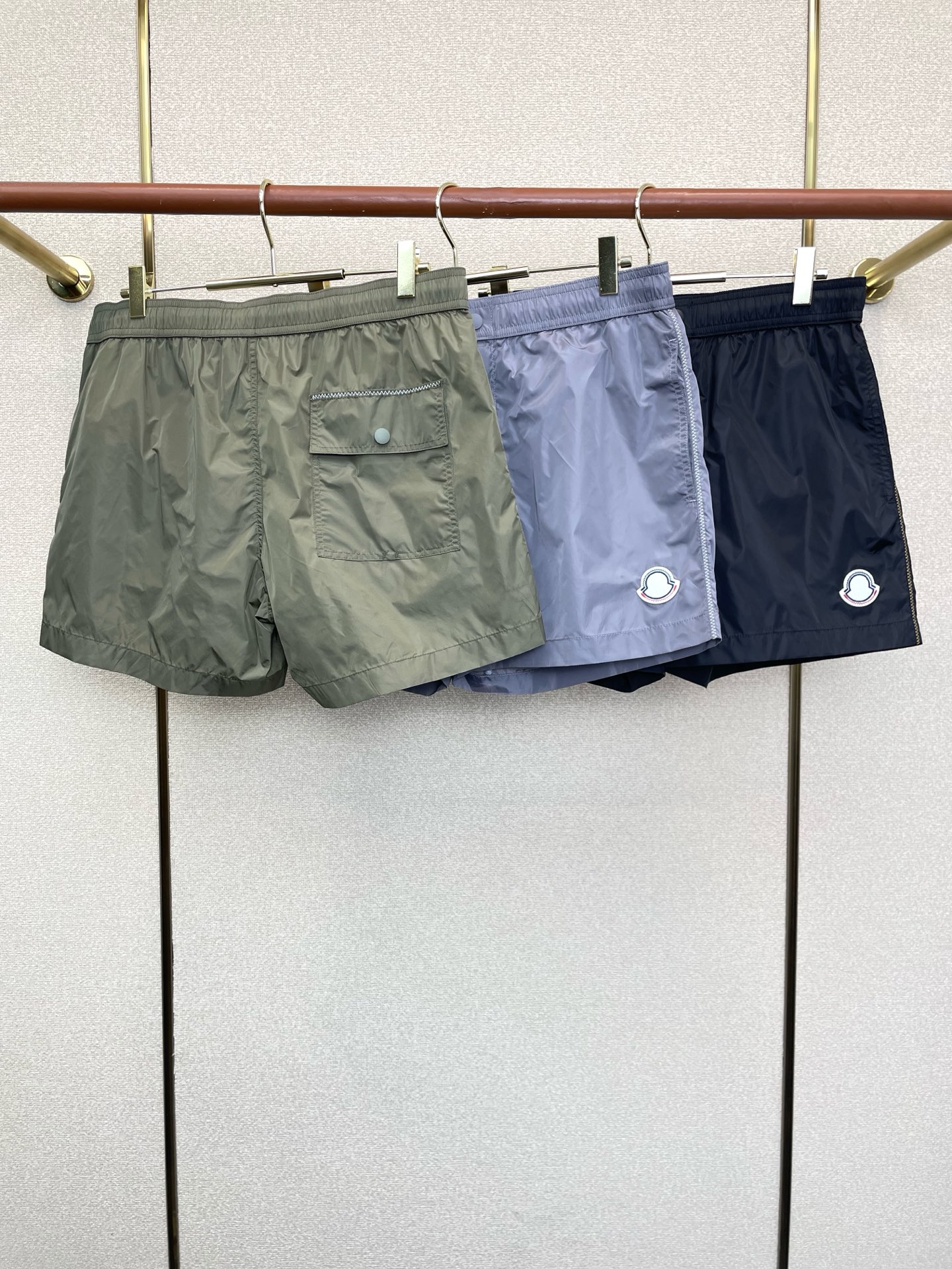 。Moncler蒙口💥砸锅卖铁都要上的新款新款休闲短裤🩳高端版本！专柜定制面料 透气舒适度高，细节无可挑