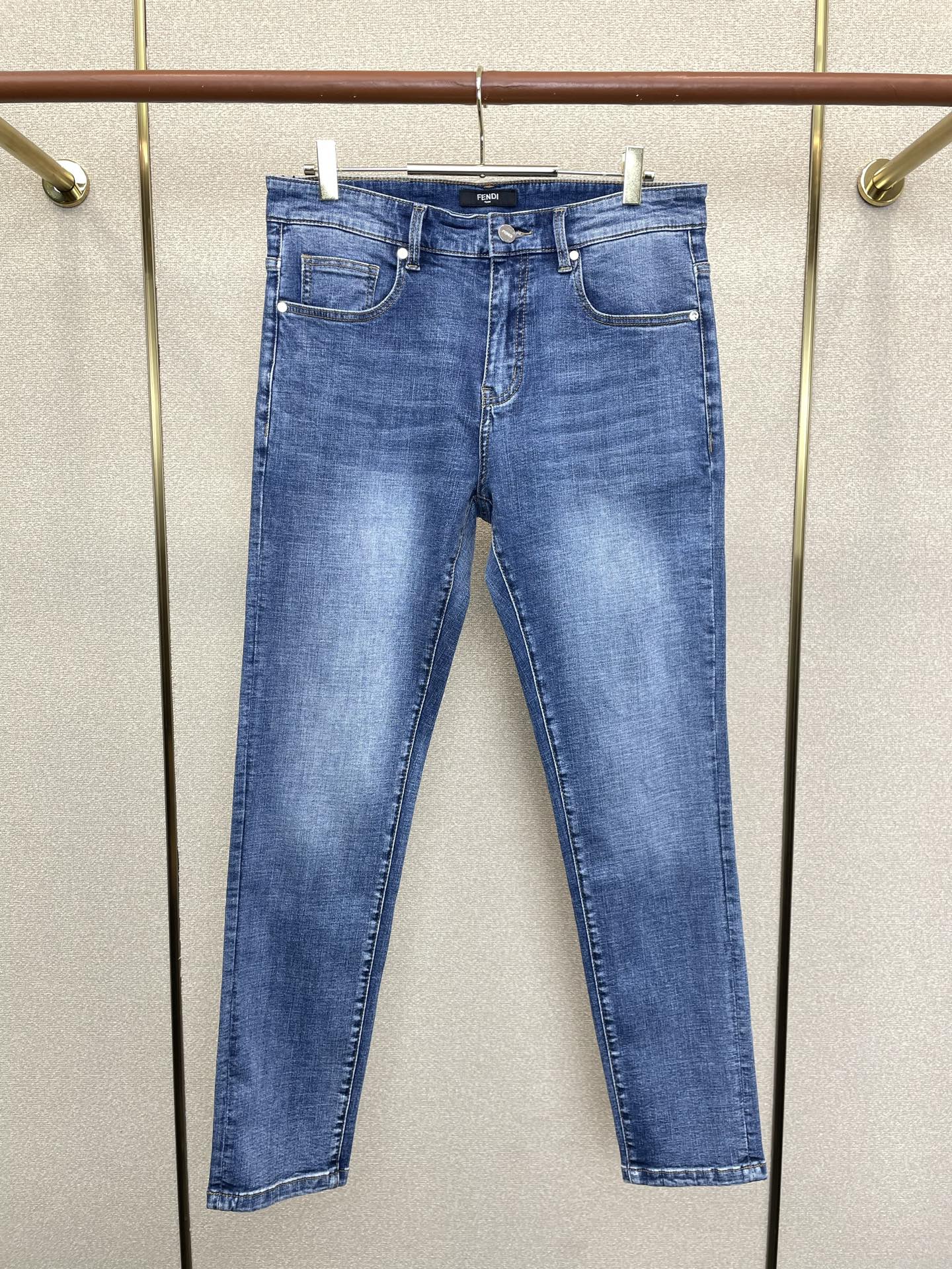 FENDI芬迪💥砸锅卖铁都要上的新款新款休闲牛仔裤👖高端版本 专柜定制面料 透气舒适度高，细节无可挑剔，