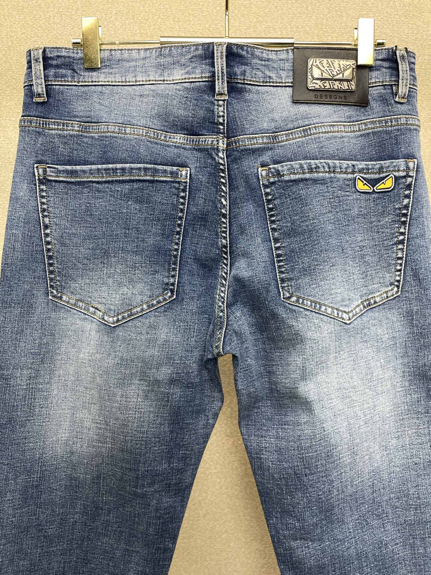 FENDI芬迪💥砸锅卖铁都要上的新款新款休闲牛仔裤👖高端版本 专柜定制面料 透气舒适度高，细节无可挑剔，
