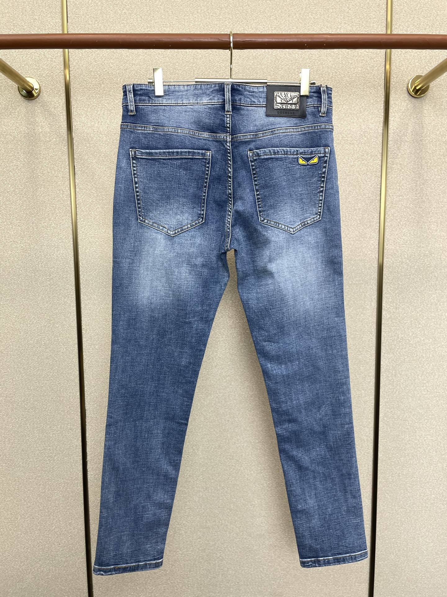 FENDI芬迪💥砸锅卖铁都要上的新款新款休闲牛仔裤👖高端版本 专柜定制面料 透气舒适度高，细节无可挑剔，