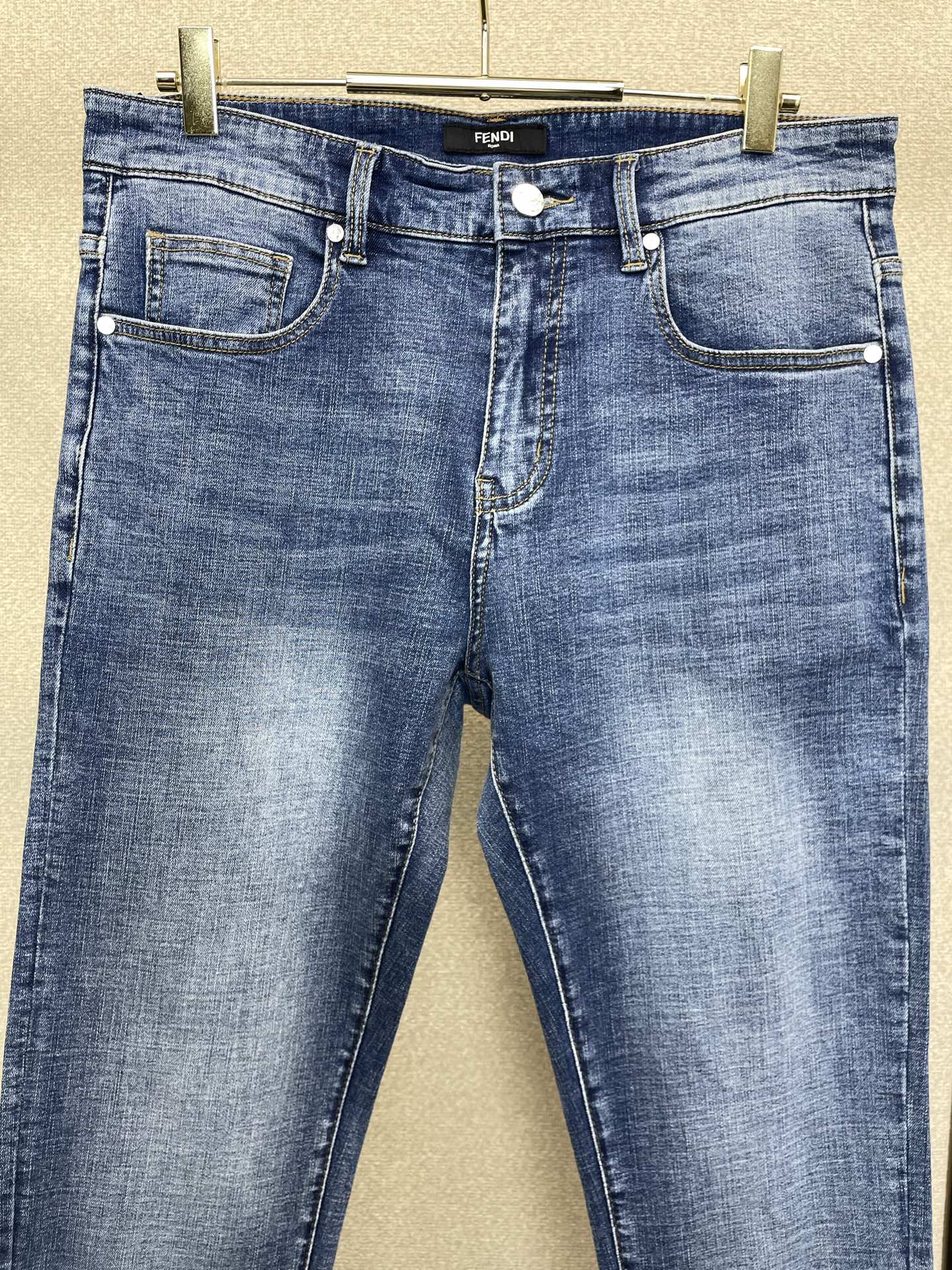 FENDI芬迪💥砸锅卖铁都要上的新款新款休闲牛仔裤👖高端版本 专柜定制面料 透气舒适度高，细节无可挑剔，