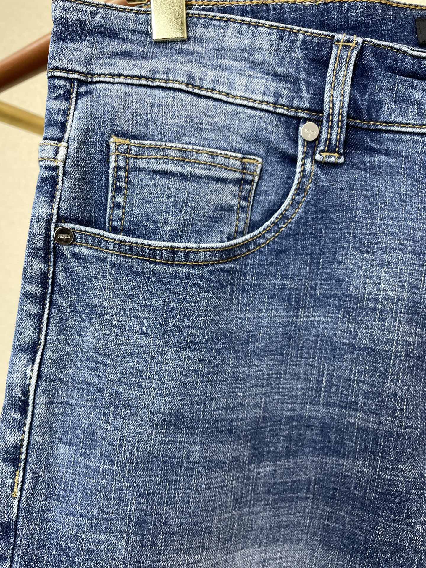 FENDI芬迪💥砸锅卖铁都要上的新款新款休闲牛仔裤👖高端版本 专柜定制面料 透气舒适度高，细节无可挑剔，