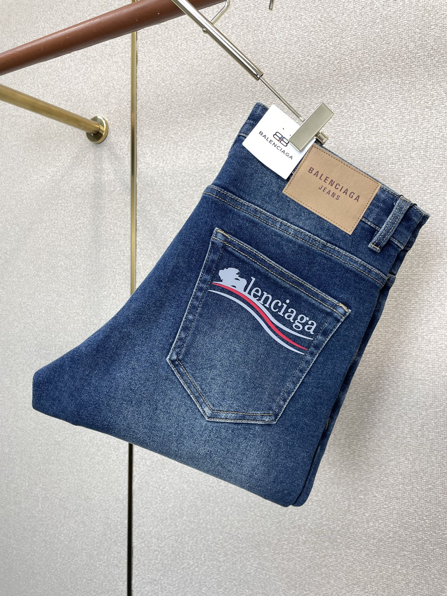 。Balenciaga巴黎世家💥砸锅卖铁都要上的新款新款休闲牛仔裤👖高端版本 专柜定制面料 透气舒适度高