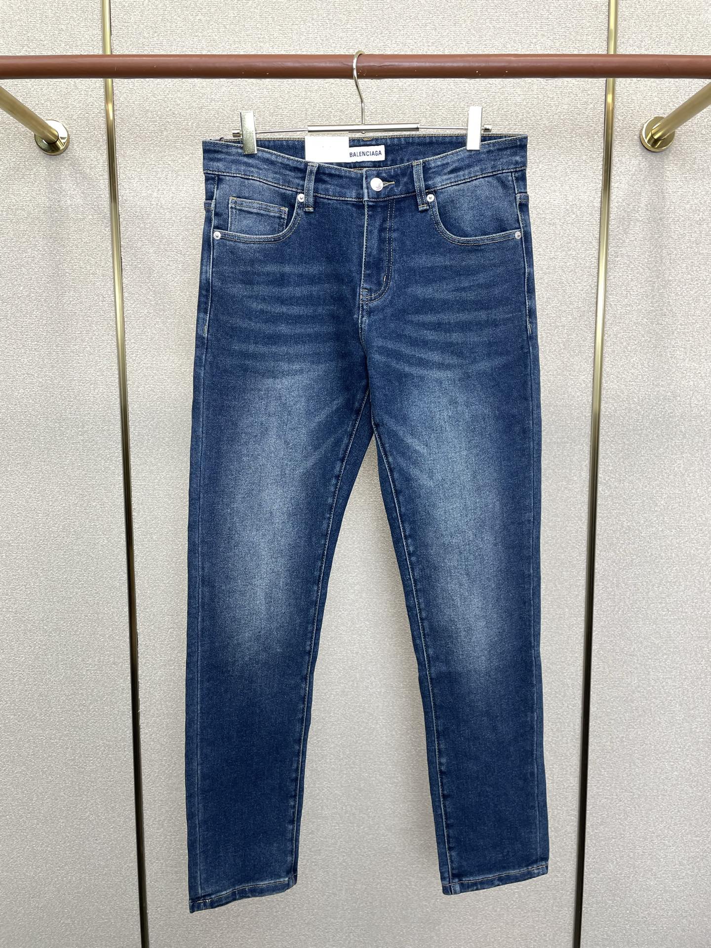 。Balenciaga巴黎世家💥砸锅卖铁都要上的新款新款休闲牛仔裤👖高端版本 专柜定制面料 透气舒适度高