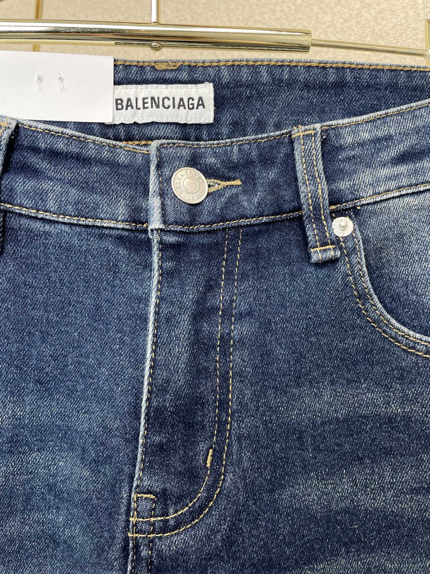 。Balenciaga巴黎世家💥砸锅卖铁都要上的新款新款休闲牛仔裤👖高端版本 专柜定制面料 透气舒适度高