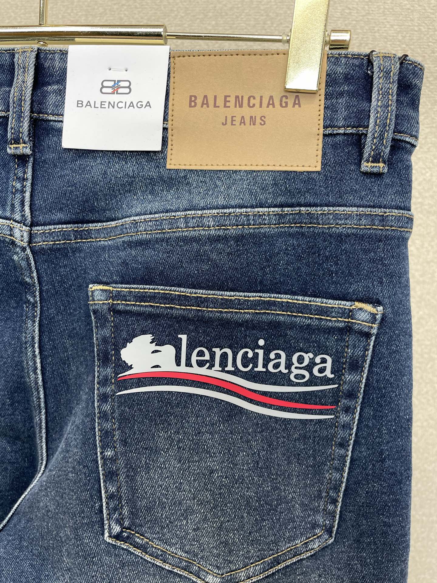 。Balenciaga巴黎世家💥砸锅卖铁都要上的新款新款休闲牛仔裤👖高端版本 专柜定制面料 透气舒适度高