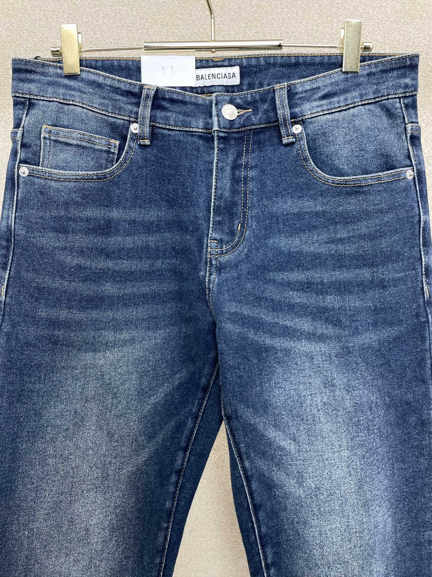 。Balenciaga巴黎世家💥砸锅卖铁都要上的新款新款休闲牛仔裤👖高端版本 专柜定制面料 透气舒适度高