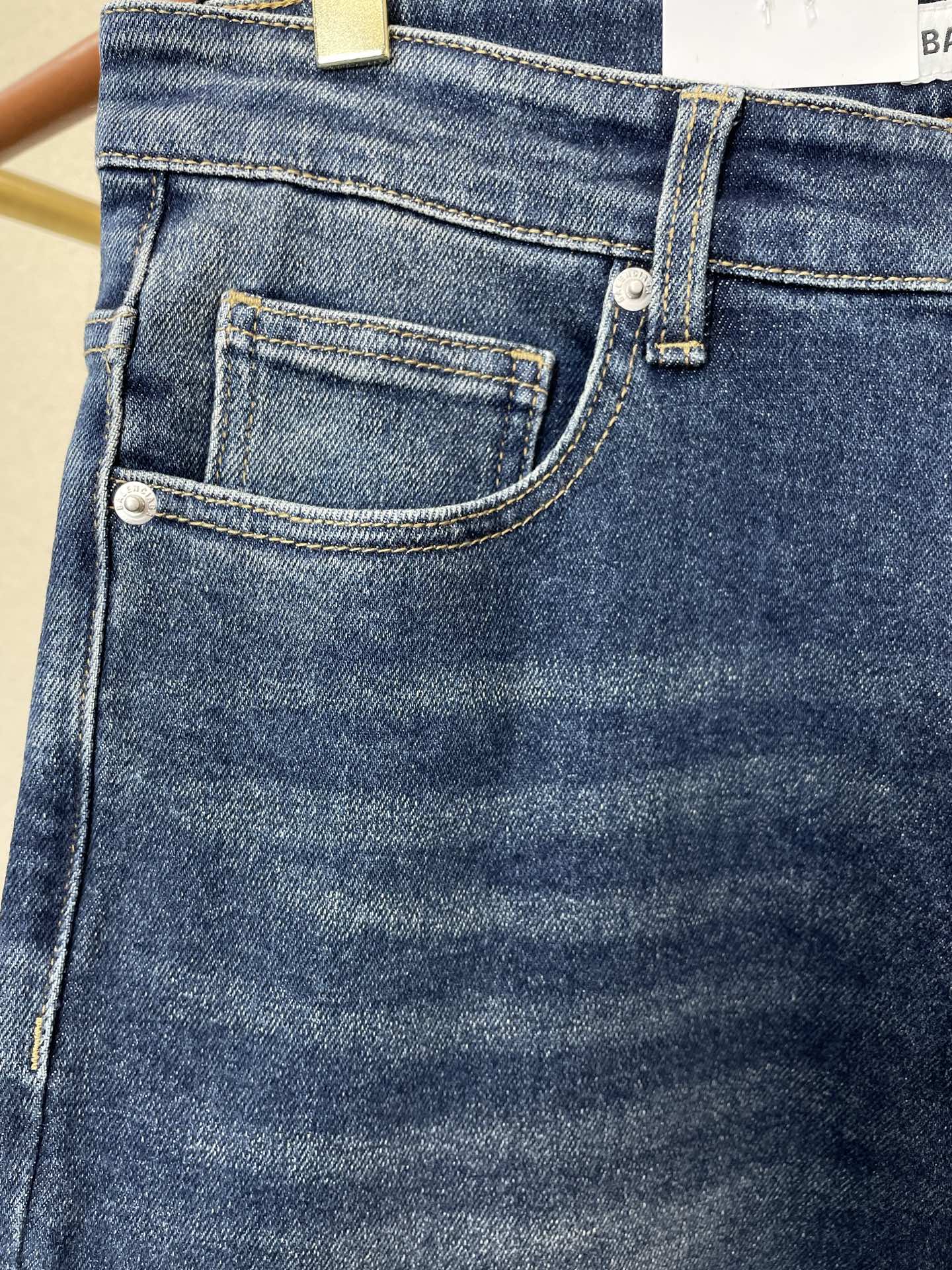 。Balenciaga巴黎世家💥砸锅卖铁都要上的新款新款休闲牛仔裤👖高端版本 专柜定制面料 透气舒适度高