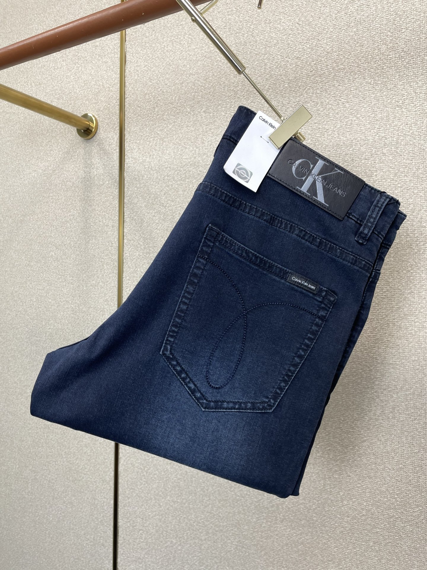 NO:915767,.Calvin Klein's new high-end version of casual jeans that everyone sells. Custom-made fabrics at the counter. Highly breathable and comfortable, with impeccable details. The brand element design concept reflects high quality. It feels delicate and soft!  It presents a casual cut and the upper body shape is awesome!  Code number 29-40,,louis vuitton,jeans,19860909.Calvin Klein砸锅卖铁都要上的新款新款休闲牛仔裤高端版本 专柜定制面料 透气舒适度高,细节无可挑剔,品牌元素设计理念,体现高品质.手感细腻柔软！呈现休闲裁剪,上身版型超赞！码数29-40,,louis vuitton,jeans,,Men's clothing