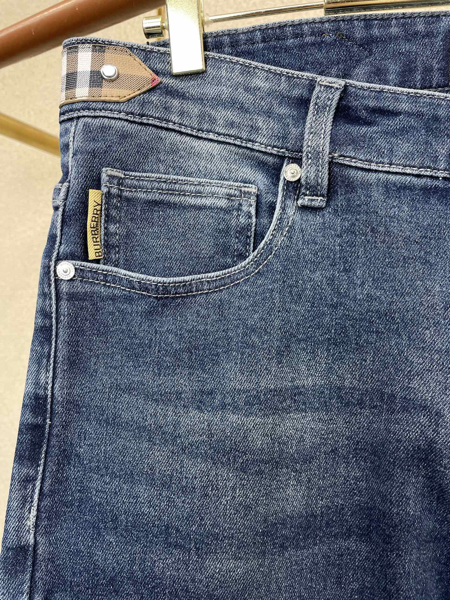 。Burberry巴宝莉💥砸锅卖铁都要上的新款新款休闲牛仔裤👖高端版本 专柜定制面料 透气舒适度高，细节
