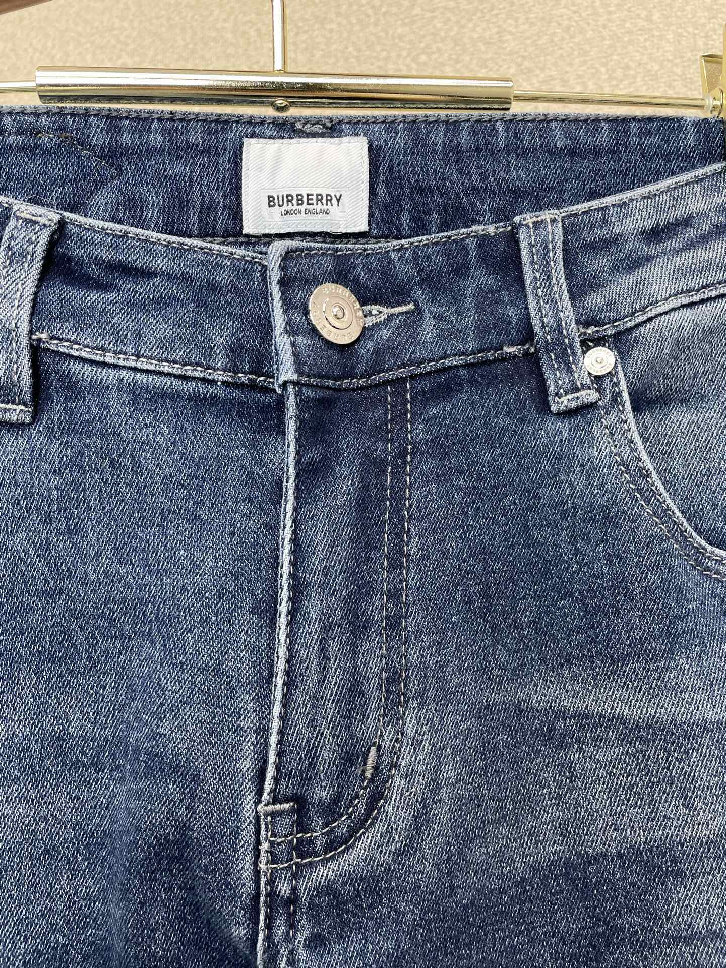 。Burberry巴宝莉💥砸锅卖铁都要上的新款新款休闲牛仔裤👖高端版本 专柜定制面料 透气舒适度高，细节