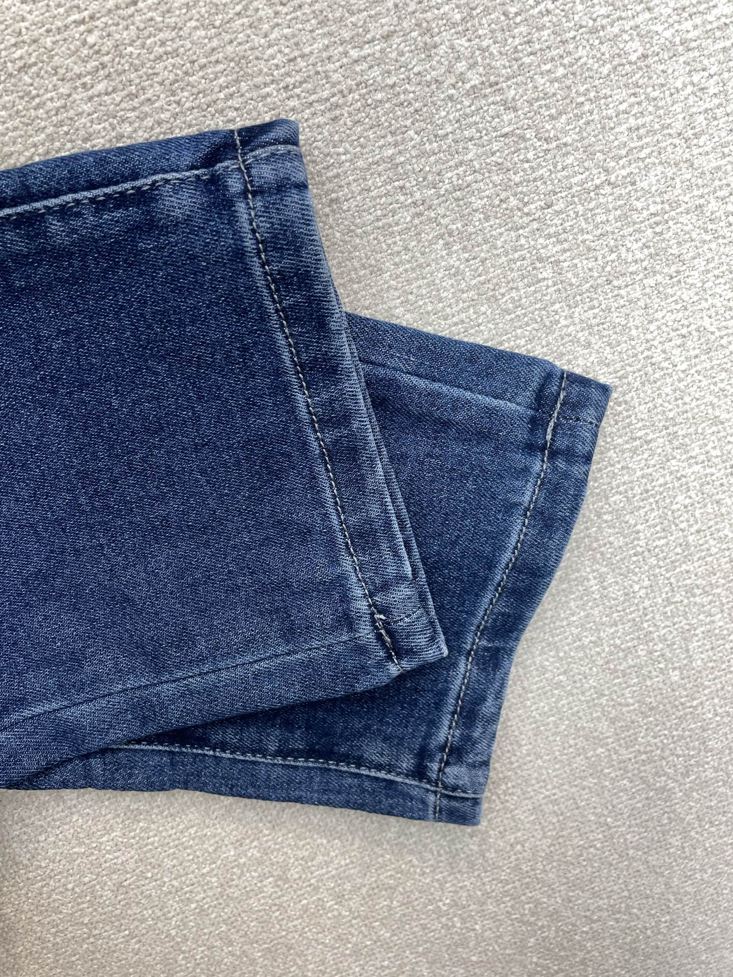 。Burberry巴宝莉💥砸锅卖铁都要上的新款新款休闲牛仔裤👖高端版本 专柜定制面料 透气舒适度高，细节