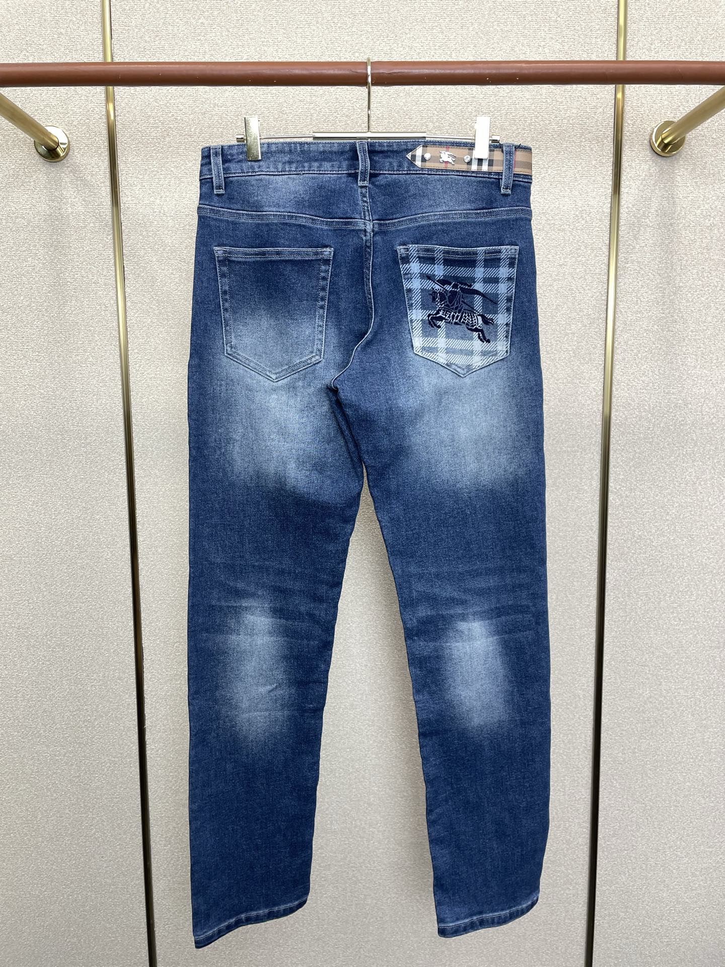 。Burberry巴宝莉💥砸锅卖铁都要上的新款新款休闲牛仔裤👖高端版本 专柜定制面料 透气舒适度高，细节