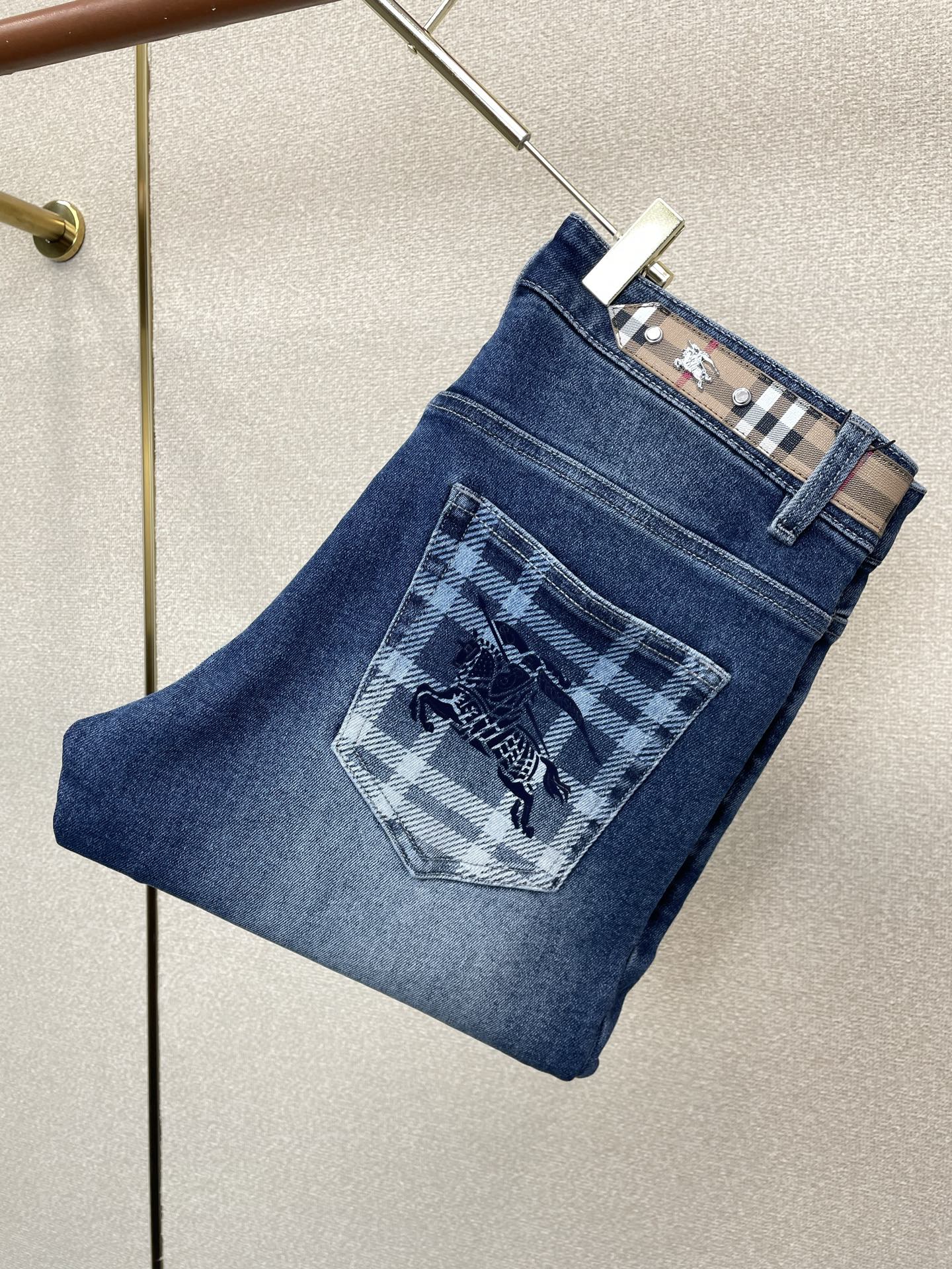 。Burberry巴宝莉💥砸锅卖铁都要上的新款新款休闲牛仔裤👖高端版本 专柜定制面料 透气舒适度高，细节