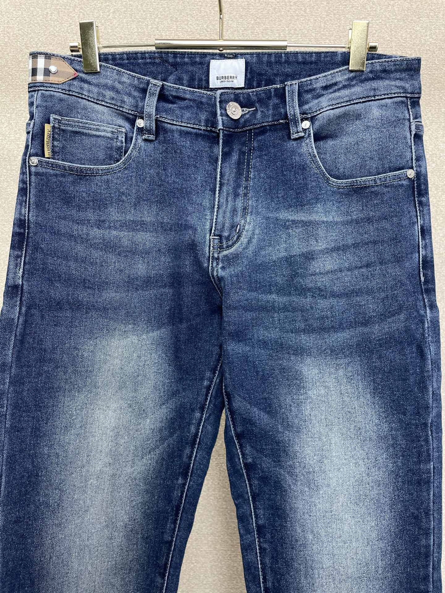 。Burberry巴宝莉💥砸锅卖铁都要上的新款新款休闲牛仔裤👖高端版本 专柜定制面料 透气舒适度高，细节