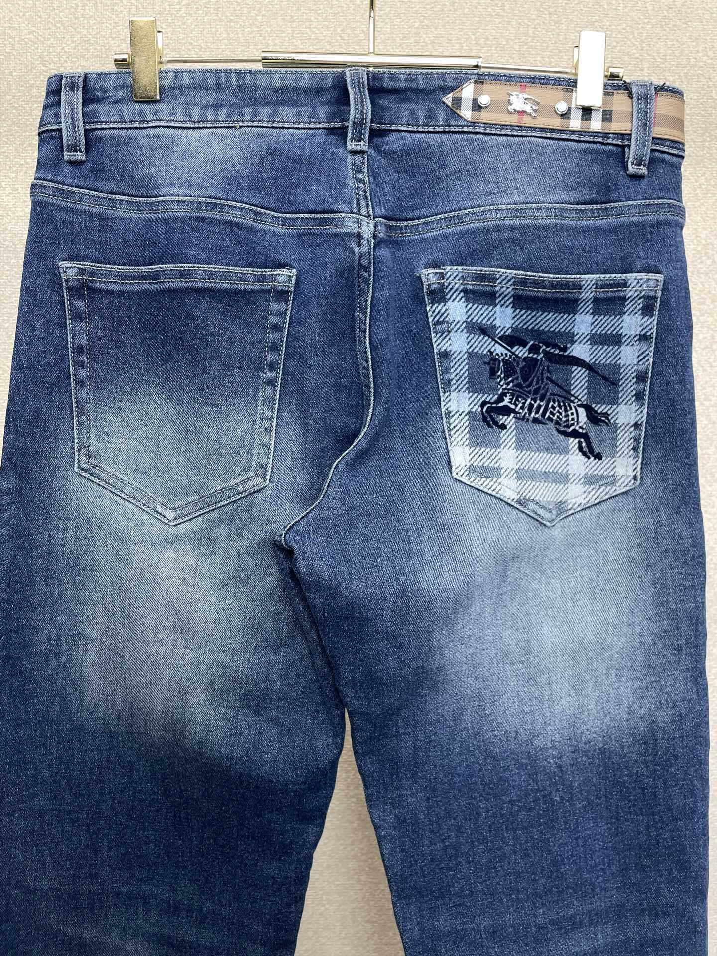 。Burberry巴宝莉💥砸锅卖铁都要上的新款新款休闲牛仔裤👖高端版本 专柜定制面料 透气舒适度高，细节
